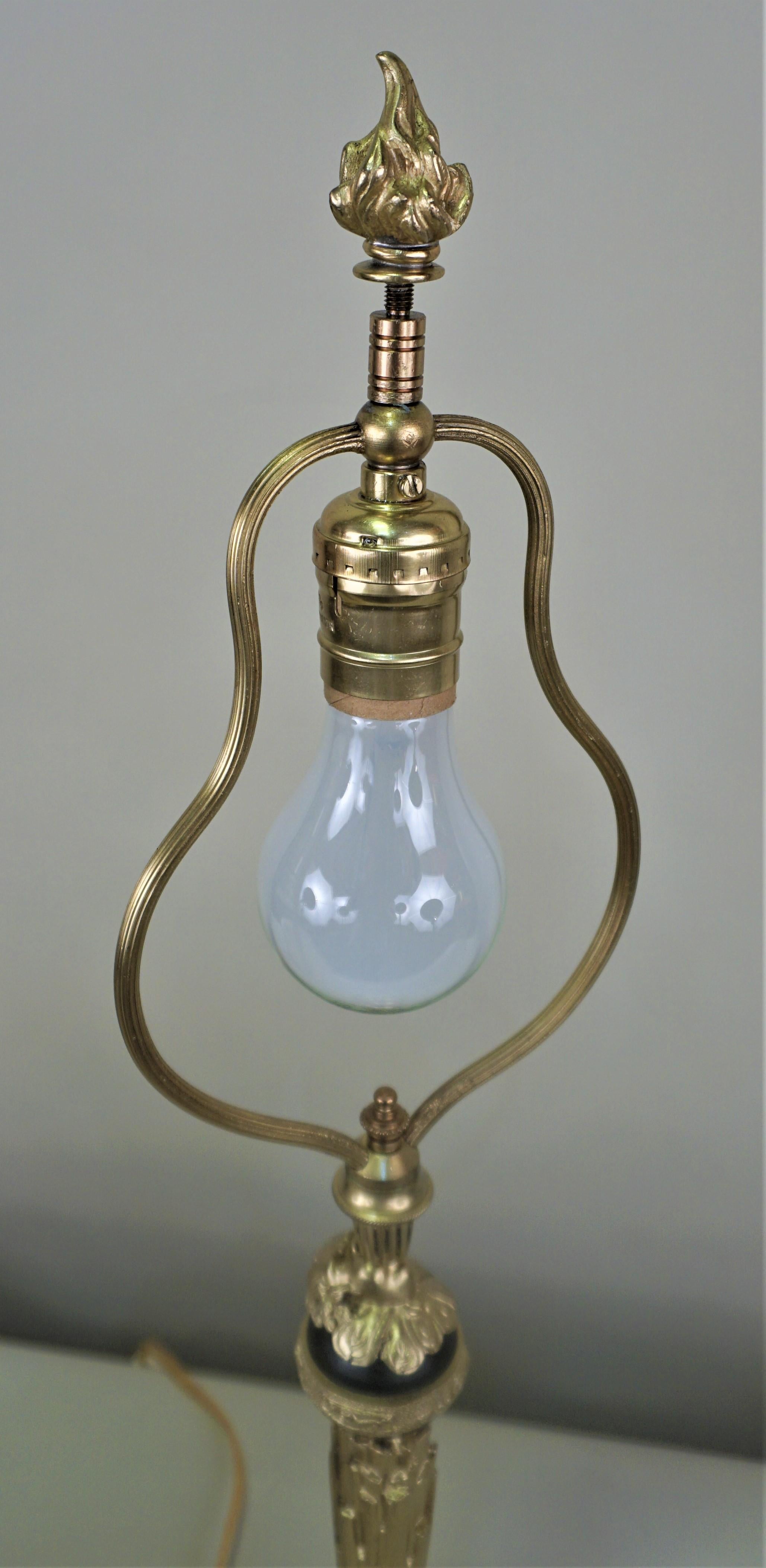 Lampe de table en bronze de style Empire français Bon état - En vente à Fairfax, VA