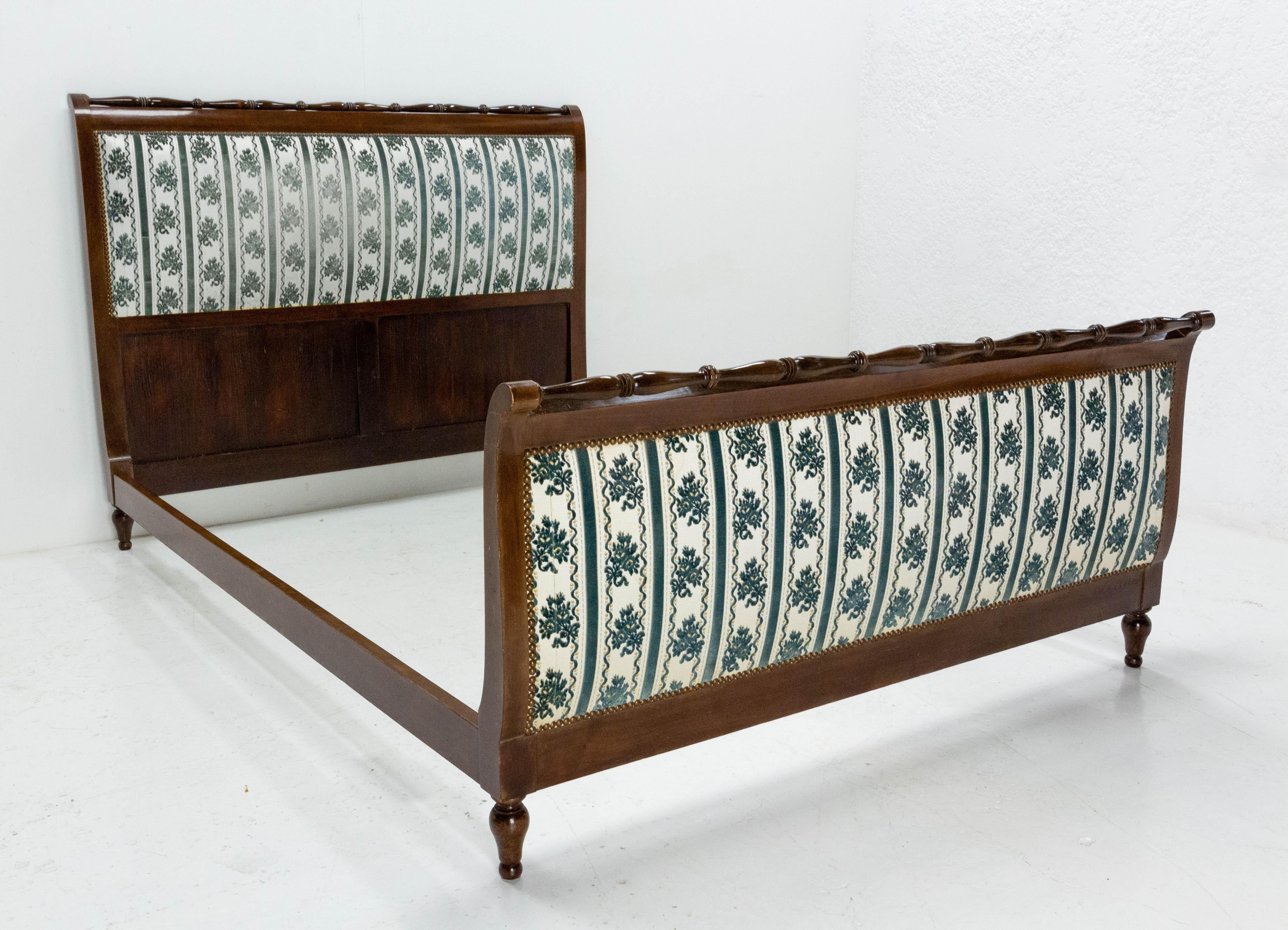 French Empire bed circa 1960
Full-size bedding
Massive carved iroko and fabric
The fabric has to be recovered
The side boards will be made to have the full size (54/75 in.)
Dimensions:
Headboard height: 45.27 in. (115 cm)
Footboard height: 27.56 in.