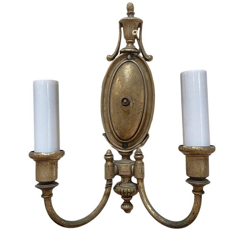 Coppia di appliques in ottone fuso in stile Impero francese, ogni appliques presenta 2 bracci alimentati da una lampadina da lampadario E12 da 25w. Queste focaccine in stile classico si adattano bene alle case in stile vittoriano.

Dimensioni: 13