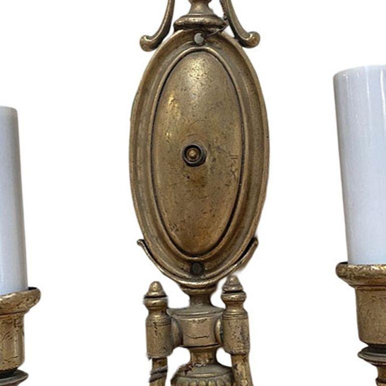 Americano Coppia di lampade da parete a doppio braccio in ottone fuso in stile Impero francese in vendita