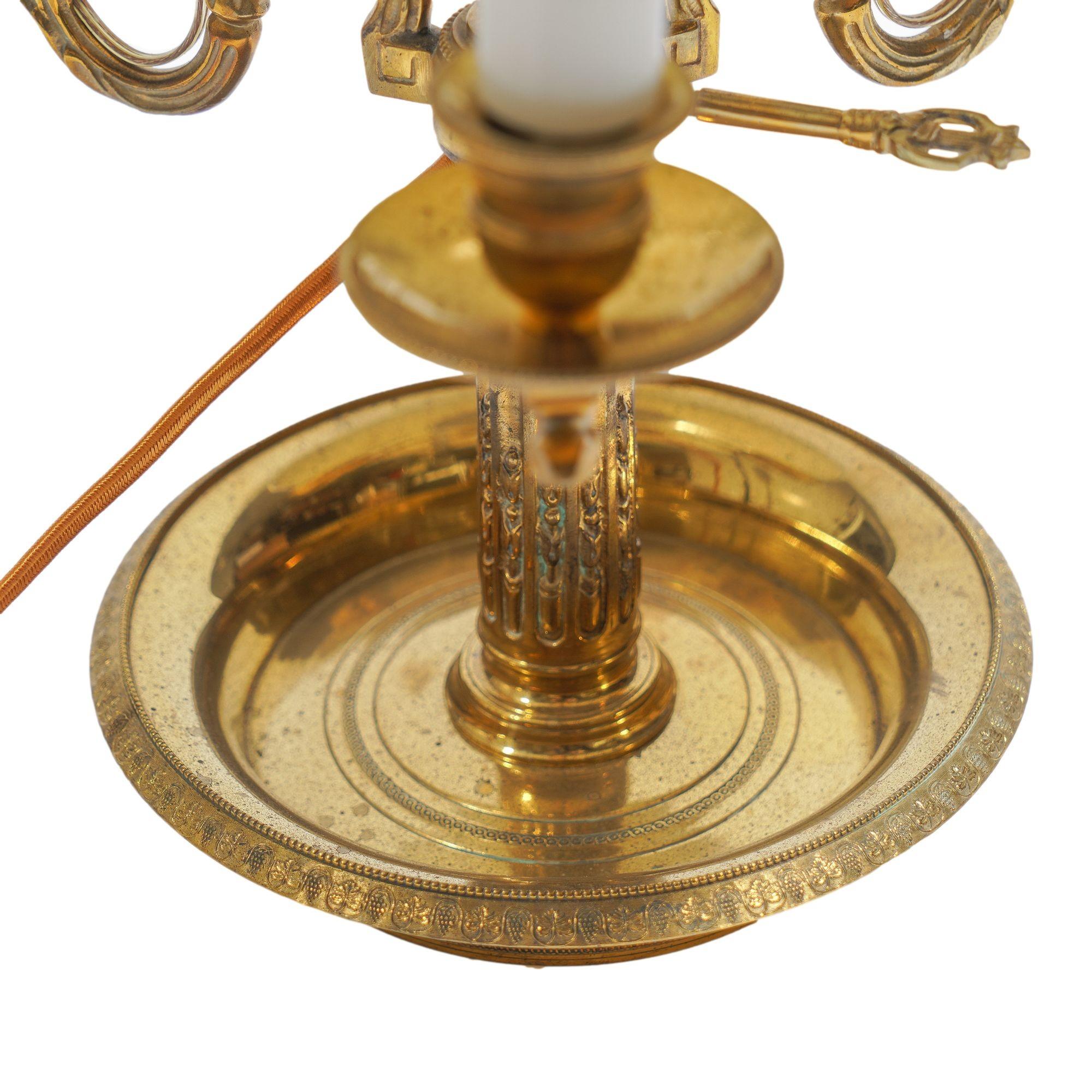 Lámpara electrificada de tres brazos de latón fundido estilo Imperio francés, c. 1935 en venta 5