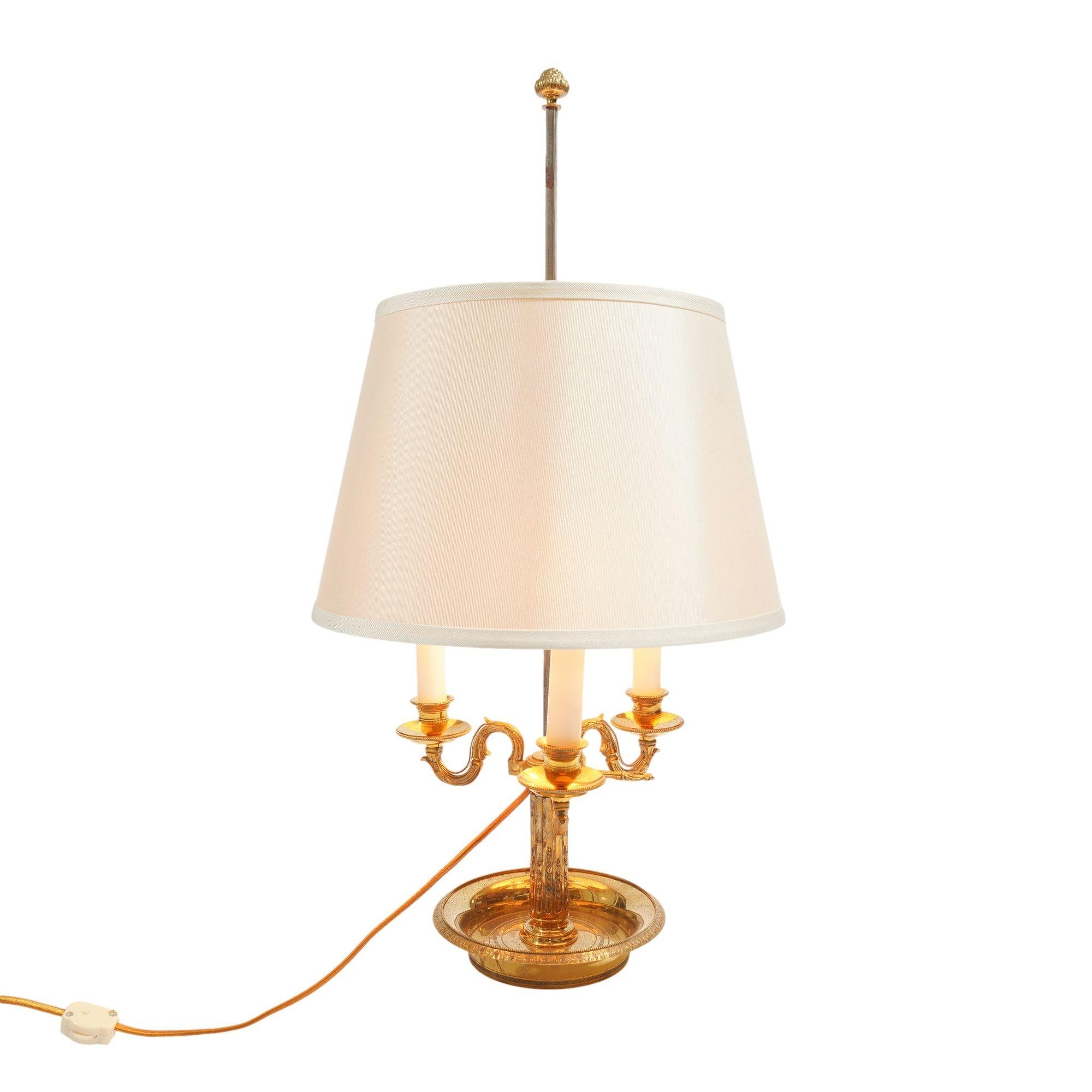 Lámpara electrificada de tres brazos de latón fundido estilo Imperio francés, c. 1935 siglo XX en venta