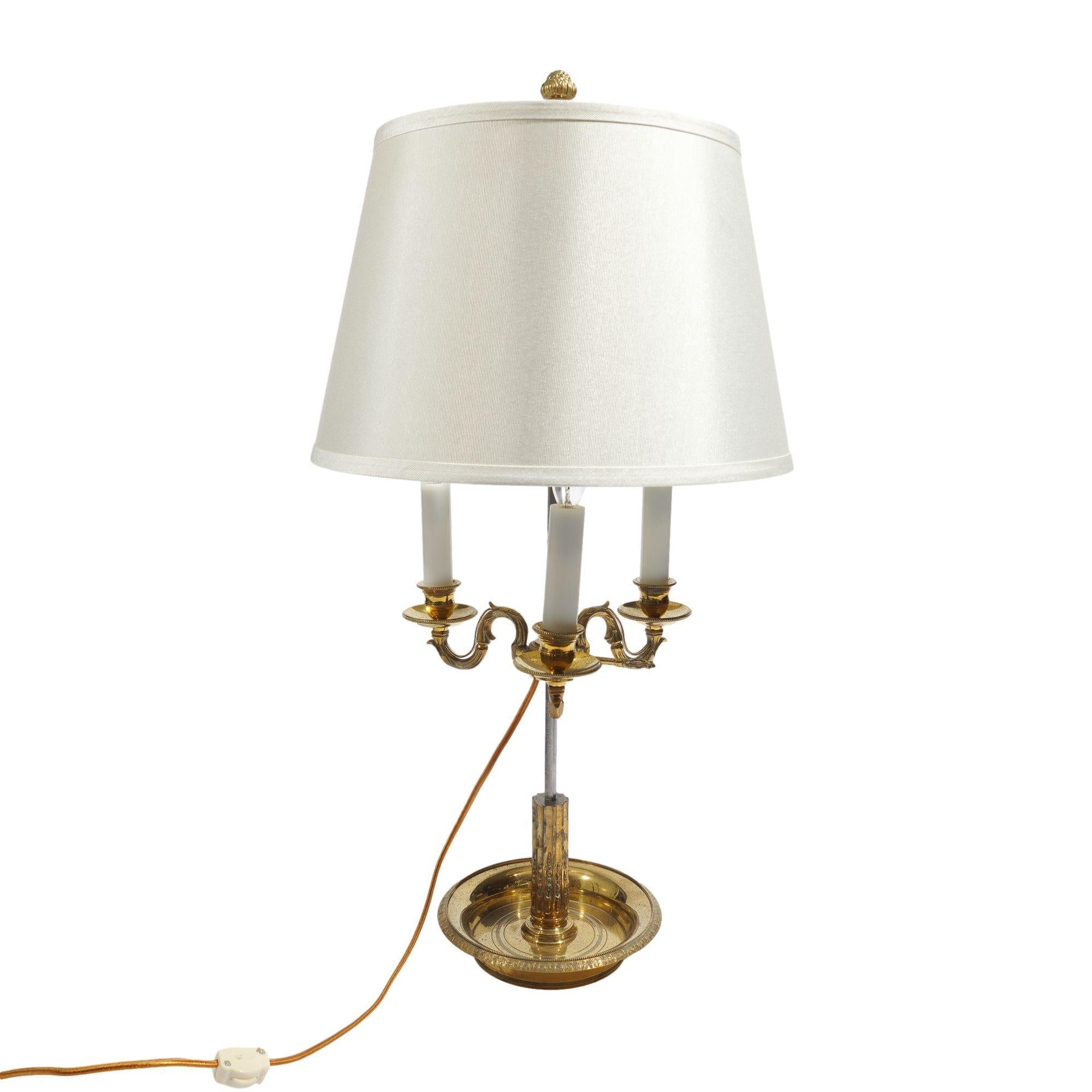 Lámpara electrificada de tres brazos de latón fundido estilo Imperio francés, c. 1935 en venta 1