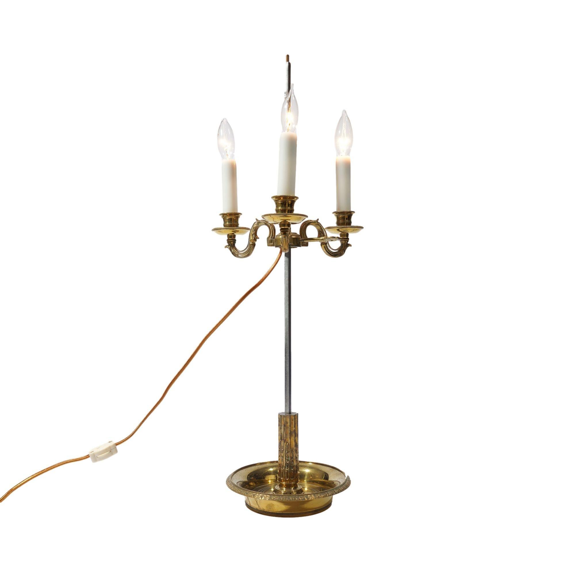 Lámpara electrificada de tres brazos de latón fundido estilo Imperio francés, c. 1935 en venta 2