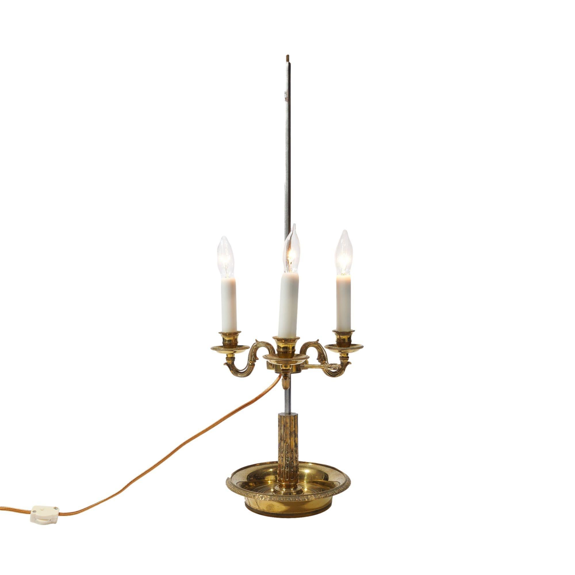 Lámpara electrificada de tres brazos de latón fundido estilo Imperio francés, c. 1935 en venta 3