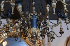 Lustre de style Empire français à 24 éclairages en bronze doré et cadre patiné