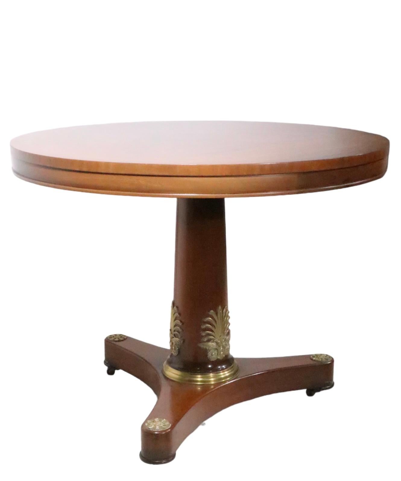 Table centrale de style Empire français avec garniture en laiton ornée de bronze doré par Kittinger Furniture  en vente 3