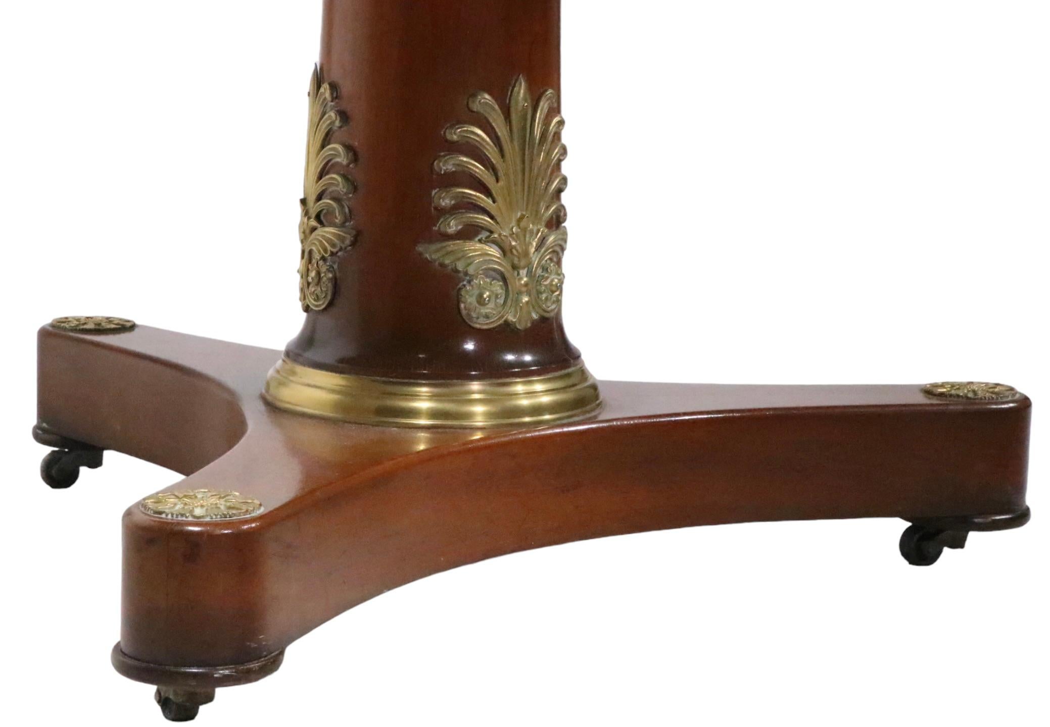 Table centrale de style Empire français avec garniture en laiton ornée de bronze doré par Kittinger Furniture  en vente 7