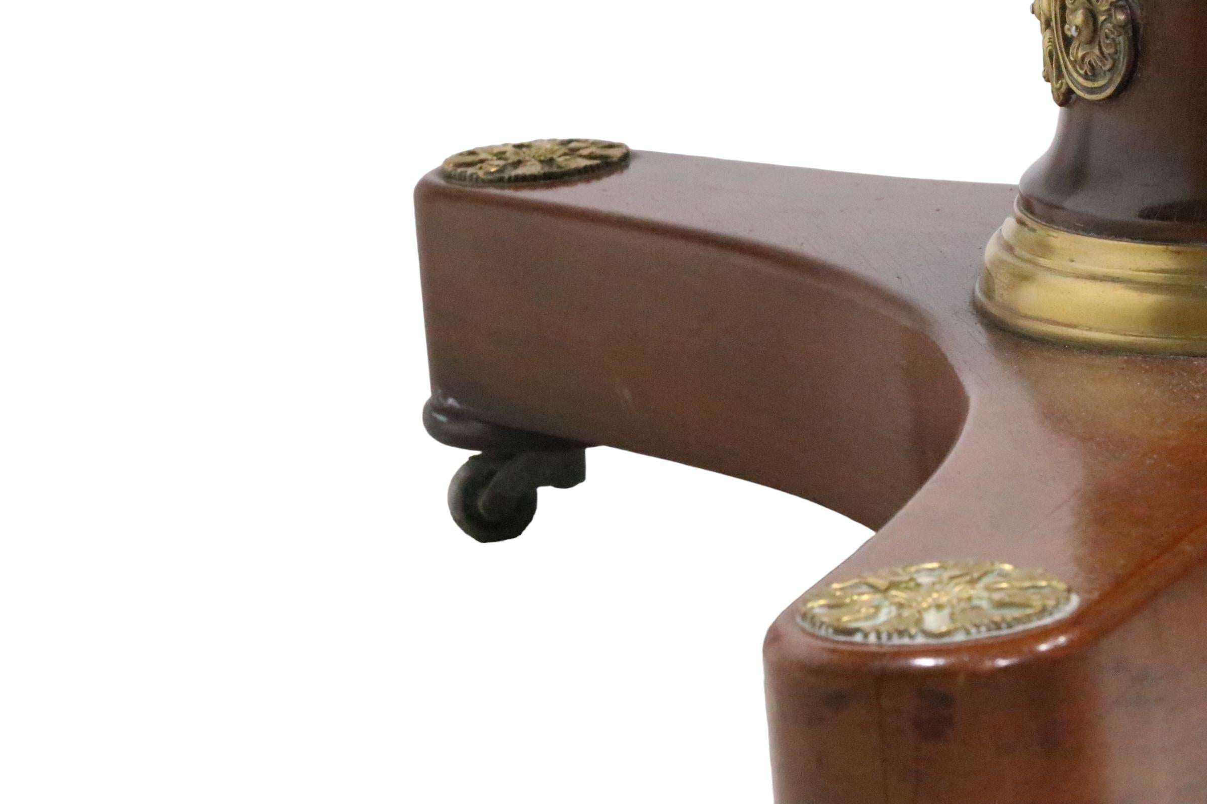 Table centrale de style Empire français avec garniture en laiton ornée de bronze doré par Kittinger Furniture  en vente 10