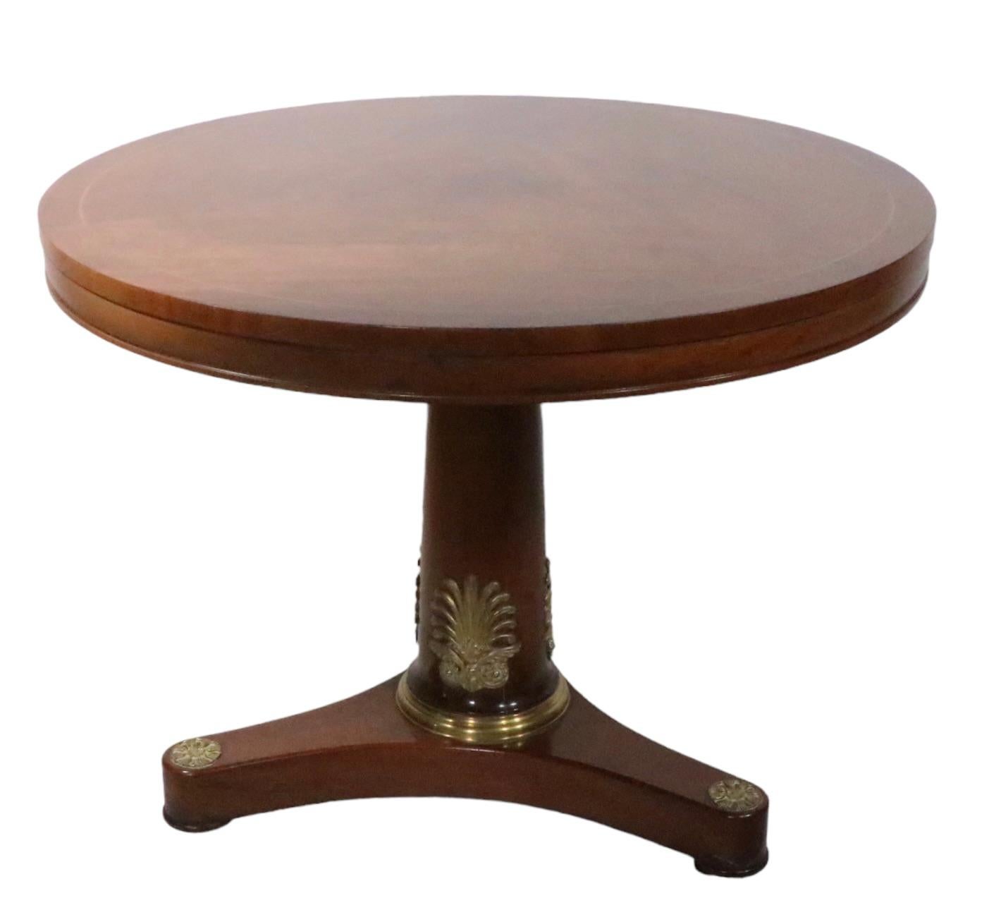 Néo-empire Table centrale de style Empire français avec garniture en laiton ornée de bronze doré par Kittinger Furniture  en vente