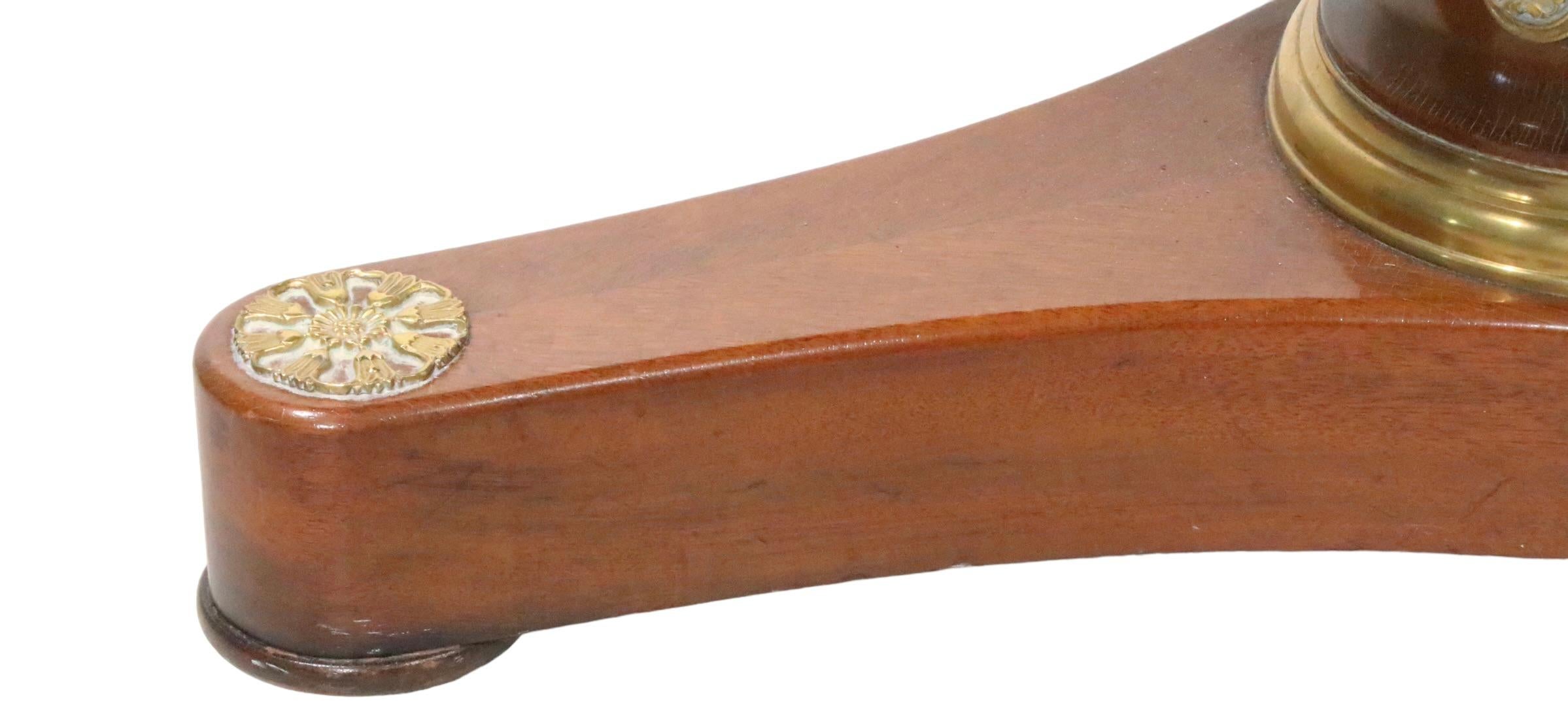Américain Table centrale de style Empire français avec garniture en laiton ornée de bronze doré par Kittinger Furniture  en vente