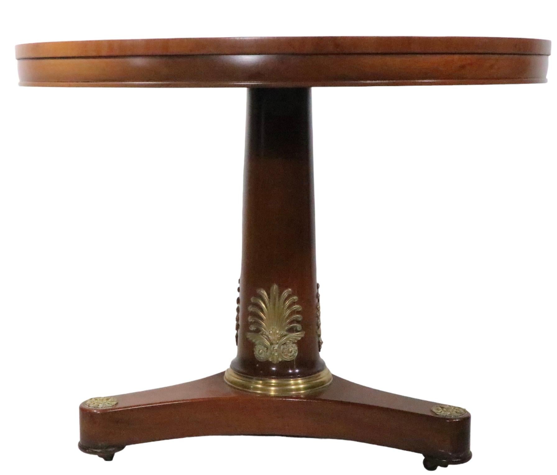Französischer Empire-Tisch mit Ormolu-Besatz aus Messing von Kittinger Furniture  (20. Jahrhundert) im Angebot