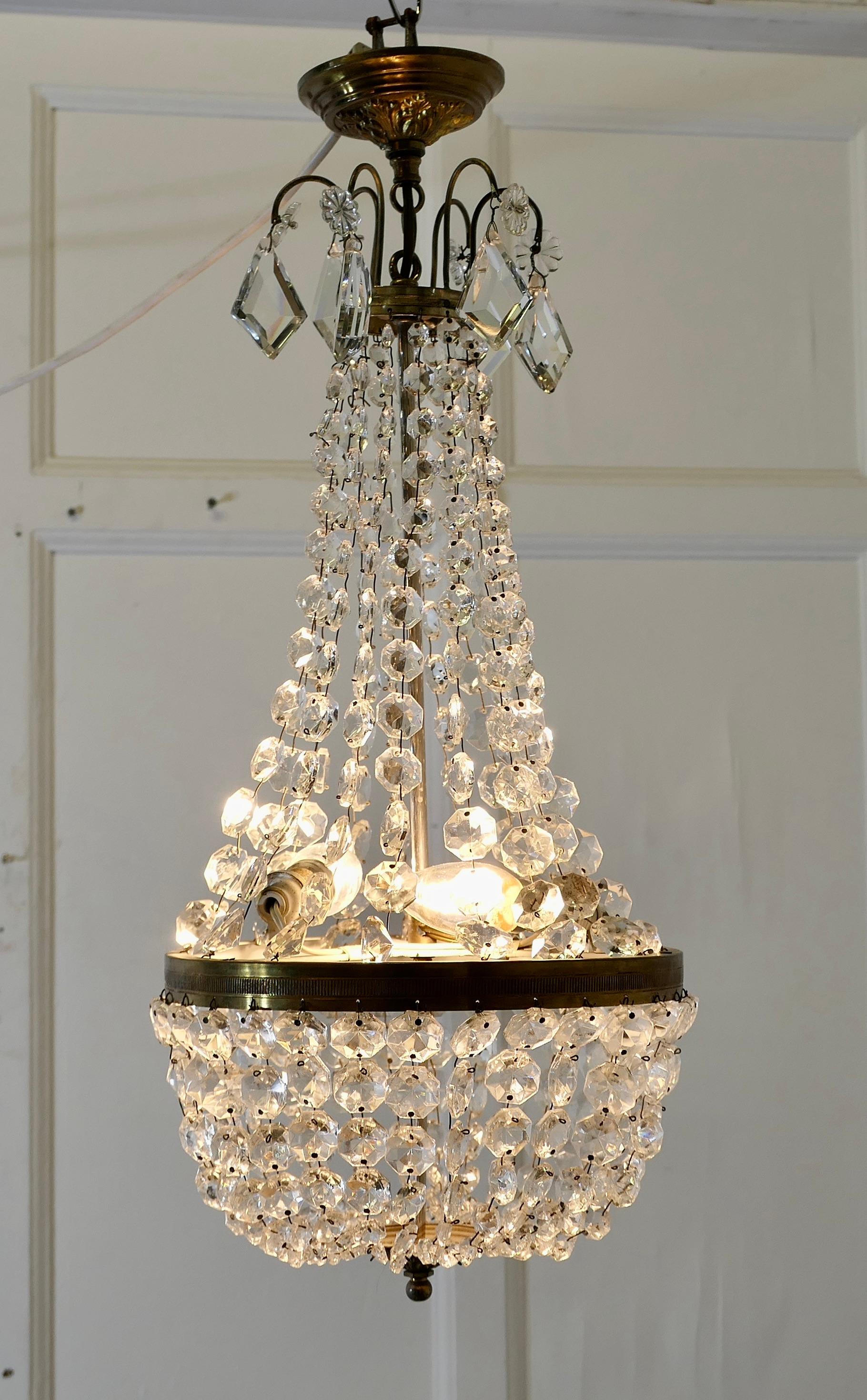 Lampadario stile impero francese

Si tratta di un pezzo delizioso, soprattutto quando un lampadario molto grande non è adatto. Ha una corona di ottone brillante appesa a catene di perle di cristallo tagliate, completata alla base da un cestino di