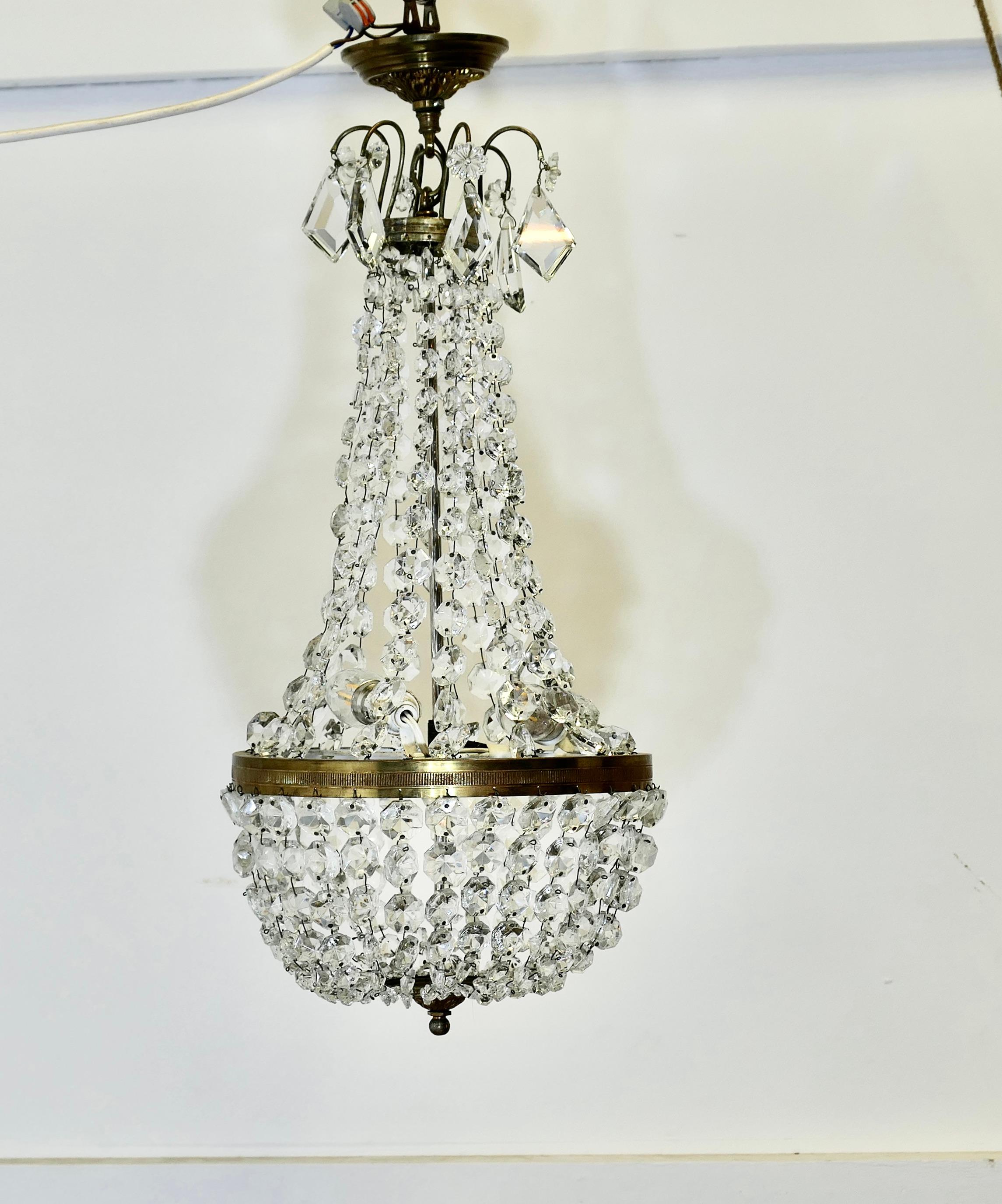 Metà XX secolo Lampadario stile impero francese  Questo è un pezzo incantevole in vendita