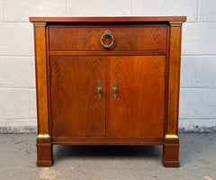 Nachttisch im französischen Empire-Stil aus Kirsche und Wurzelholz von Baker Furniture