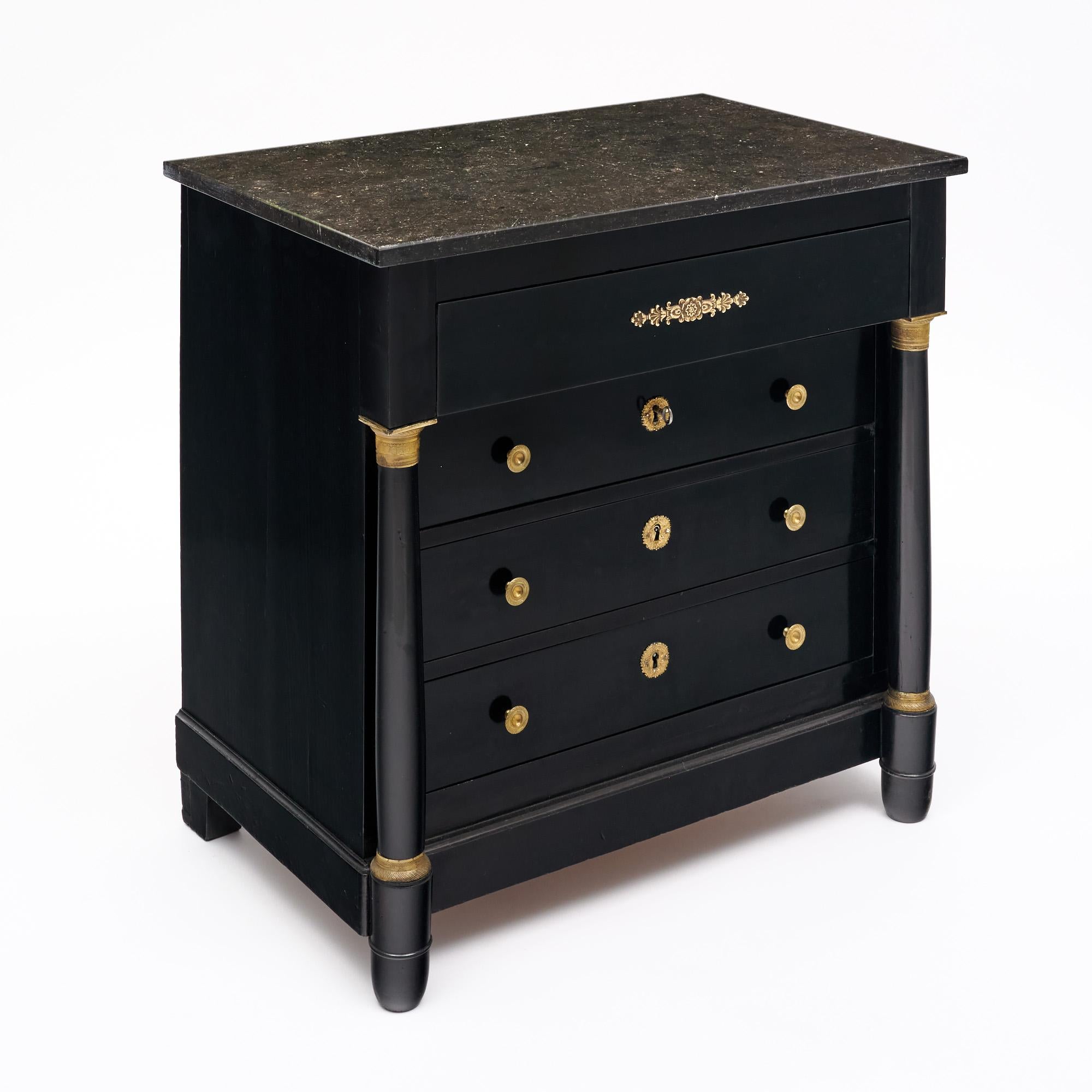 Cassettiera francese in stile Impero. Questa piccola cassettiera è realizzata in mogano ebanizzato e rifinito con una lucentezza francese di qualità museale. Questo pezzo ha quattro cassetti a coda di rondine e tiraggi in ottone dorato su ciascuno