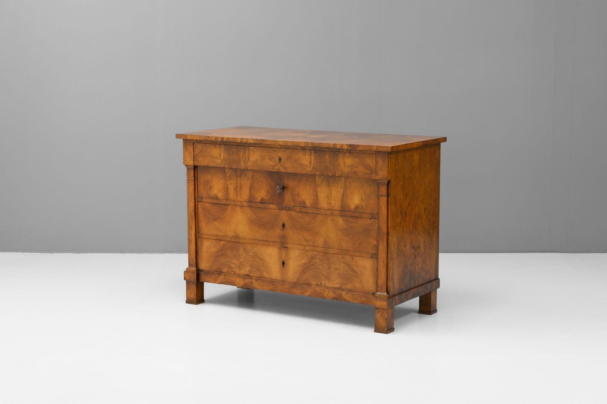 Commodo in stile Impero francese con fronte in impiallacciatura figurata. Circa 1860.


H. H. 89cm x L. 123cm x P. 58cm