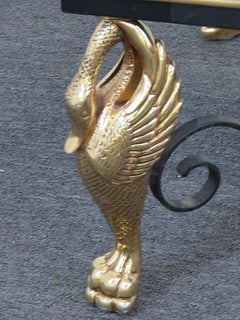 Table basse carrée Empire en laiton, Swans et fer forgé