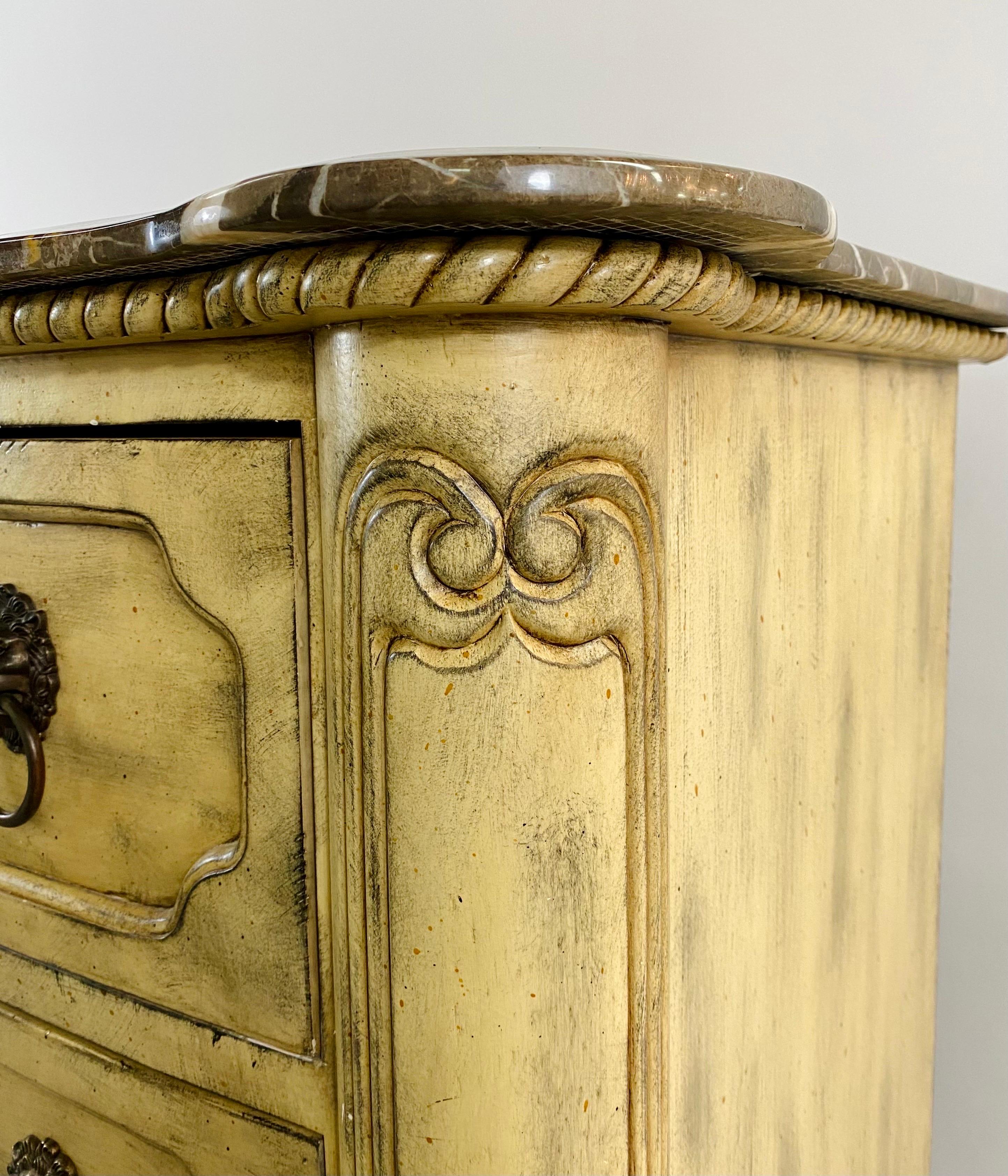 Comò o cassettiera in stile Impero francese con piano in marmo e tiranti a testa di leone in bronzo in vendita 1