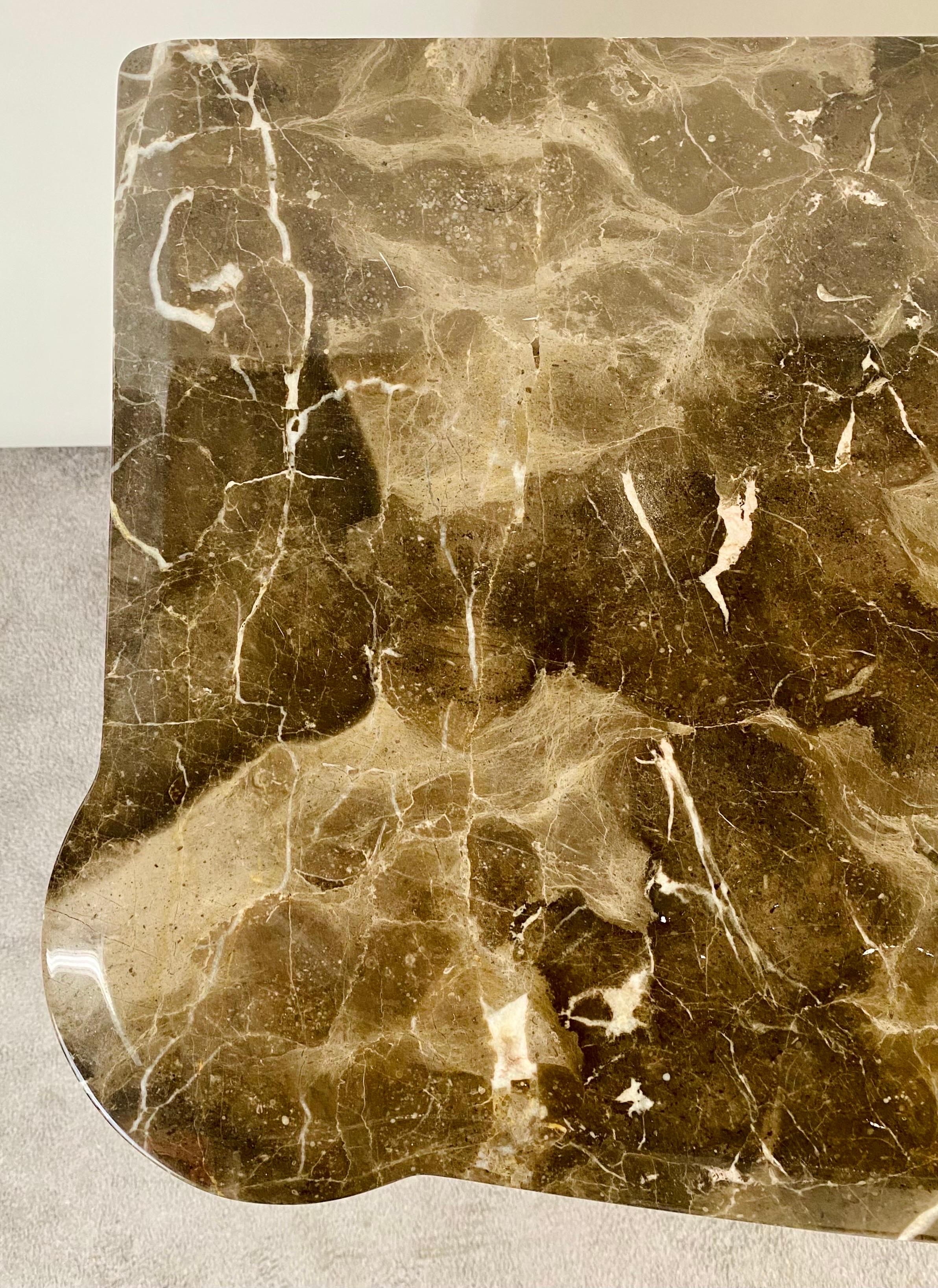 Comò o cassettiera in stile Impero francese con piano in marmo e tiranti a testa di leone in bronzo in vendita 5