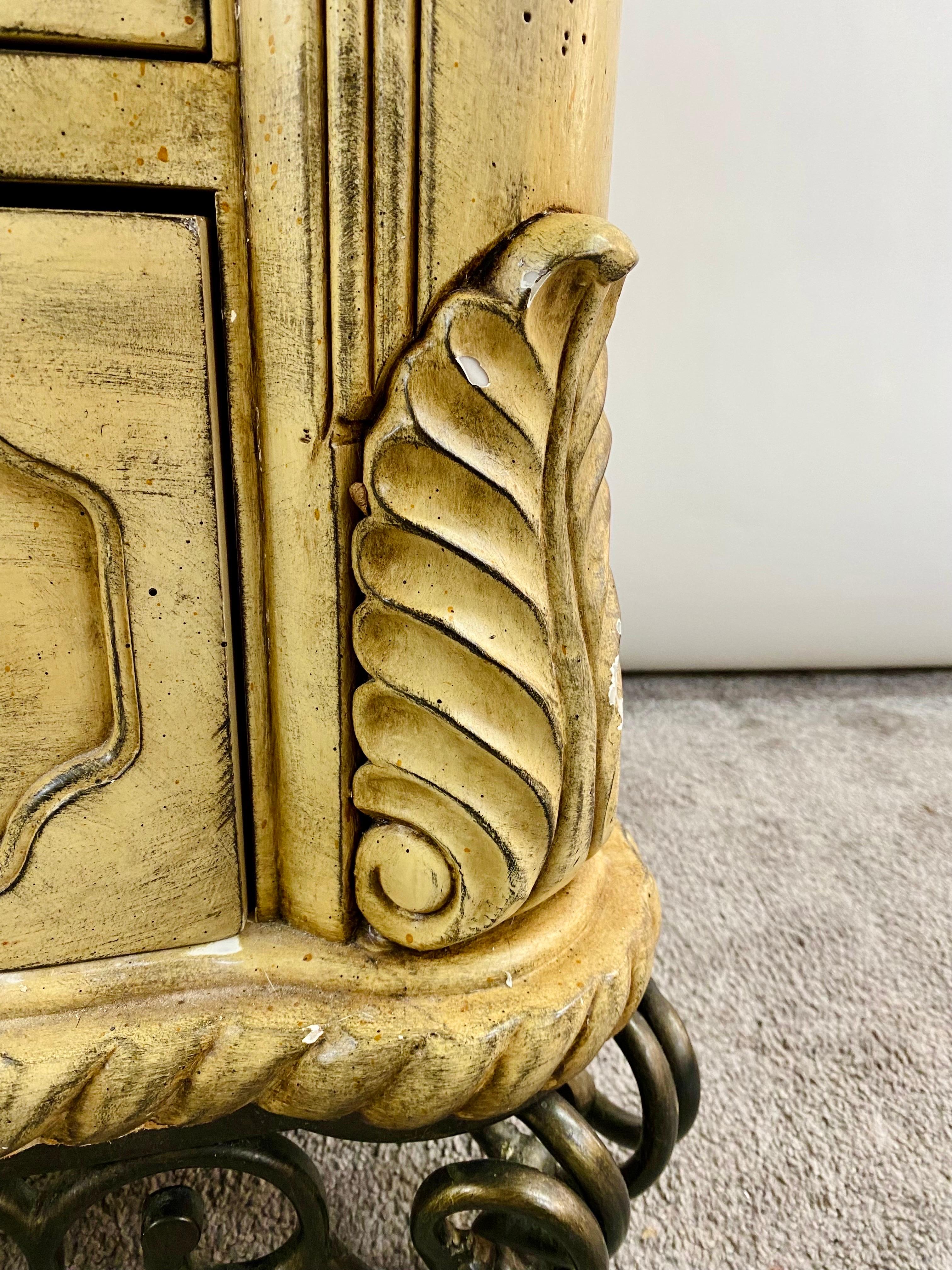 Französische Kommode im Empire-Stil mit Marmorplatte und Löwenkopfgriffen aus Bronze im Angebot 4