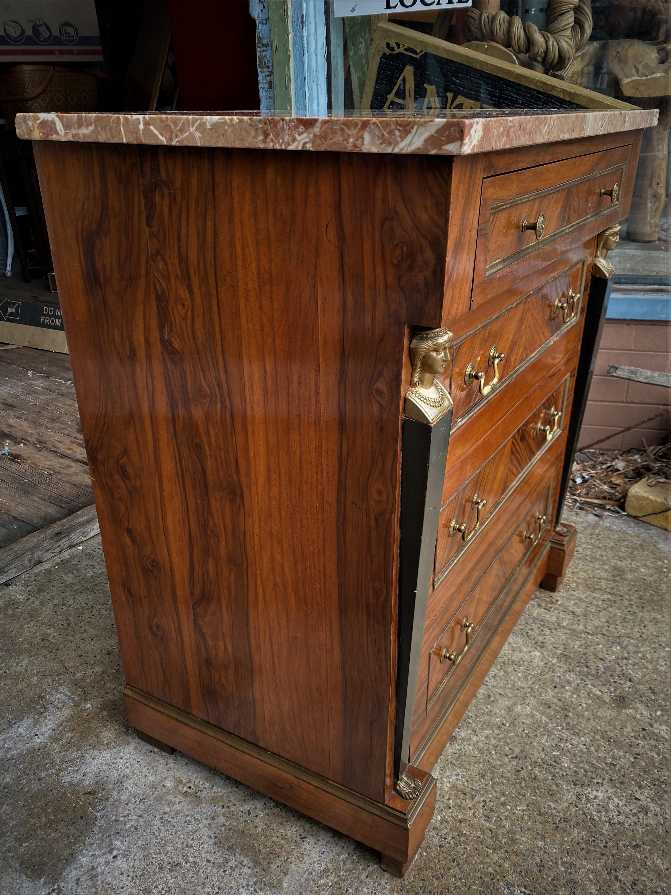 Commode in stile impero francese con colonne figurative e marmo rosa in vendita 5