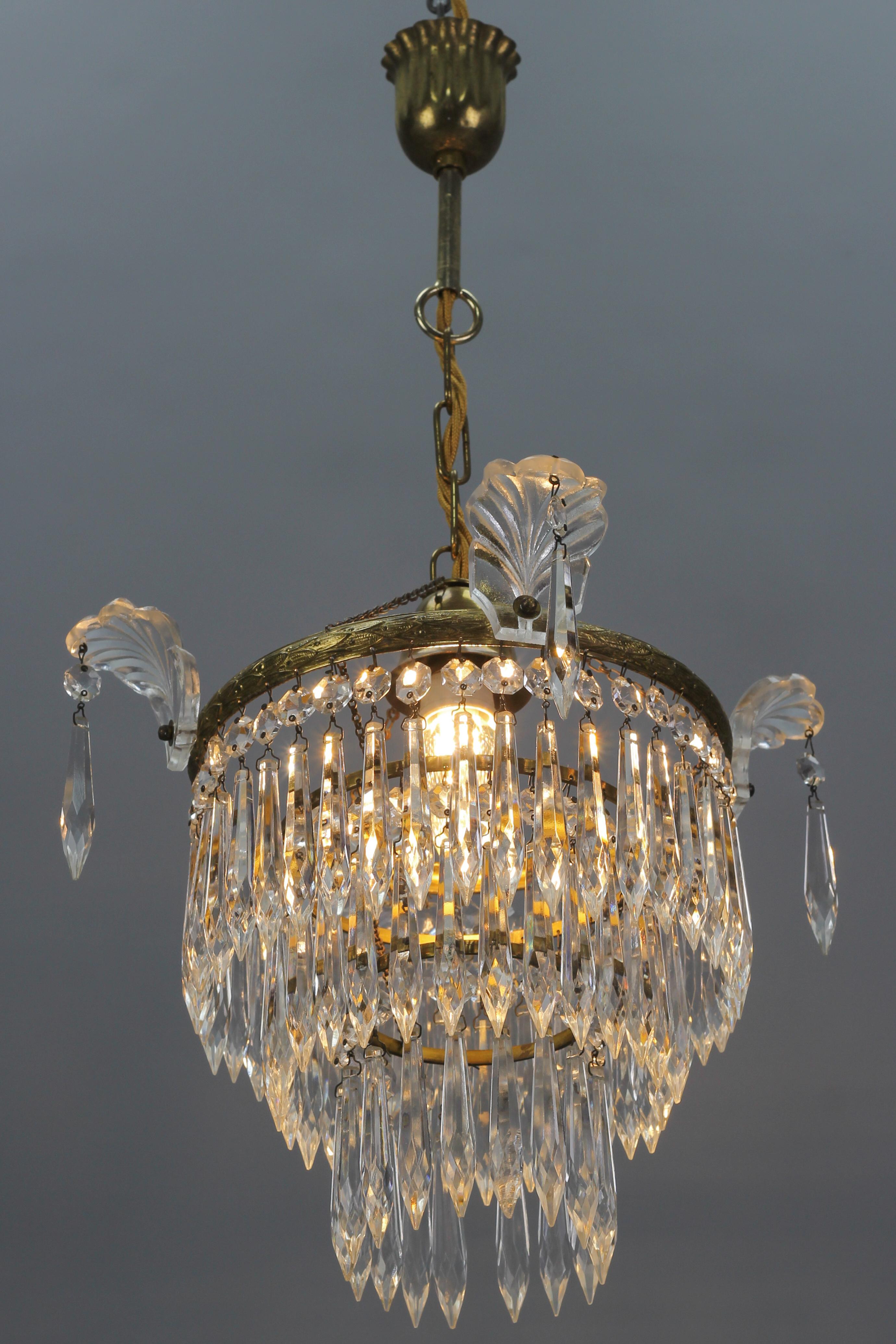 Lustre de style Empire français à trois étages en cristal, verre et laiton, années 1930 Bon état - En vente à Barntrup, DE