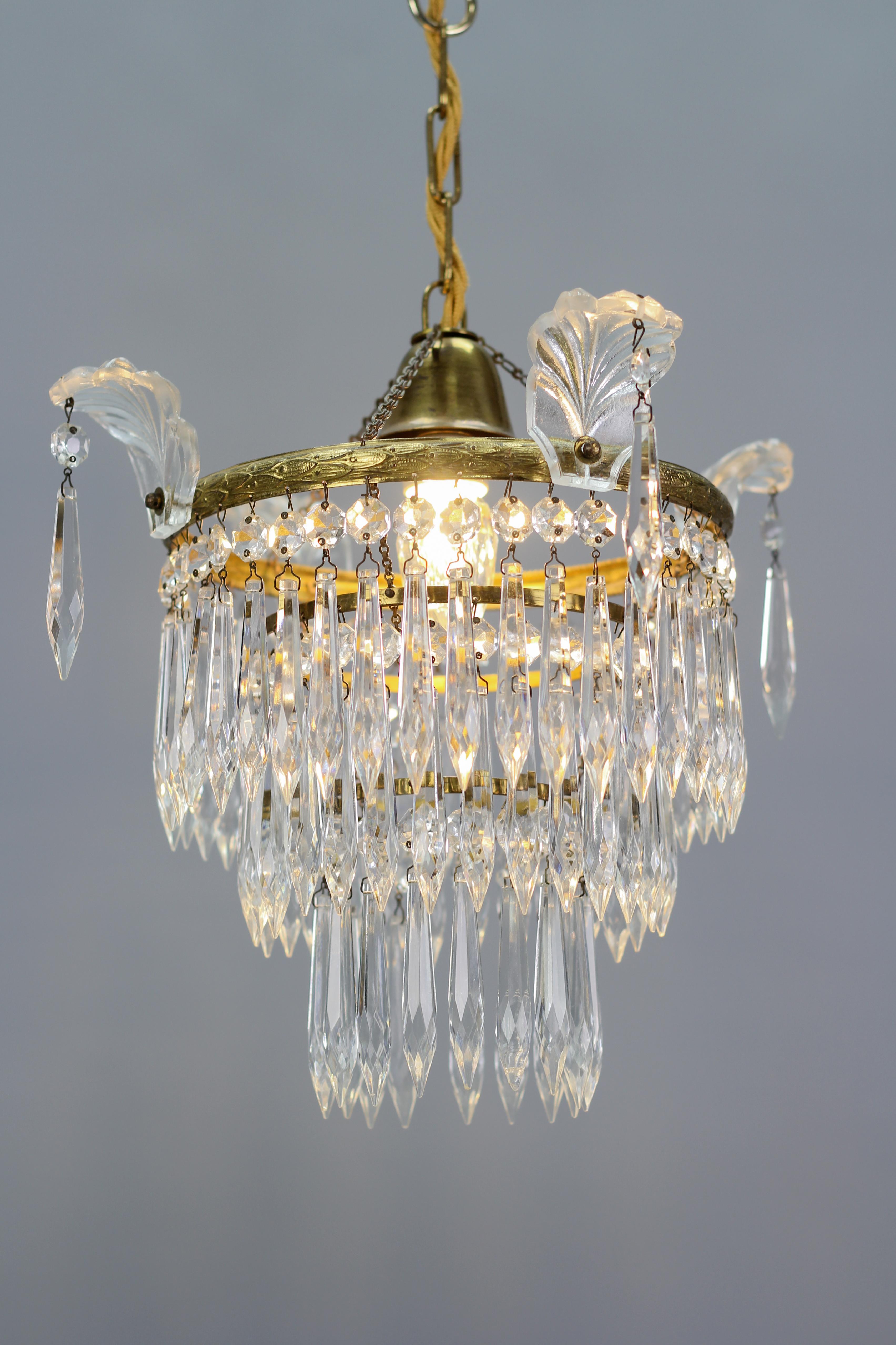 Milieu du XXe siècle Lustre de style Empire français à trois étages en cristal, verre et laiton, années 1930 en vente