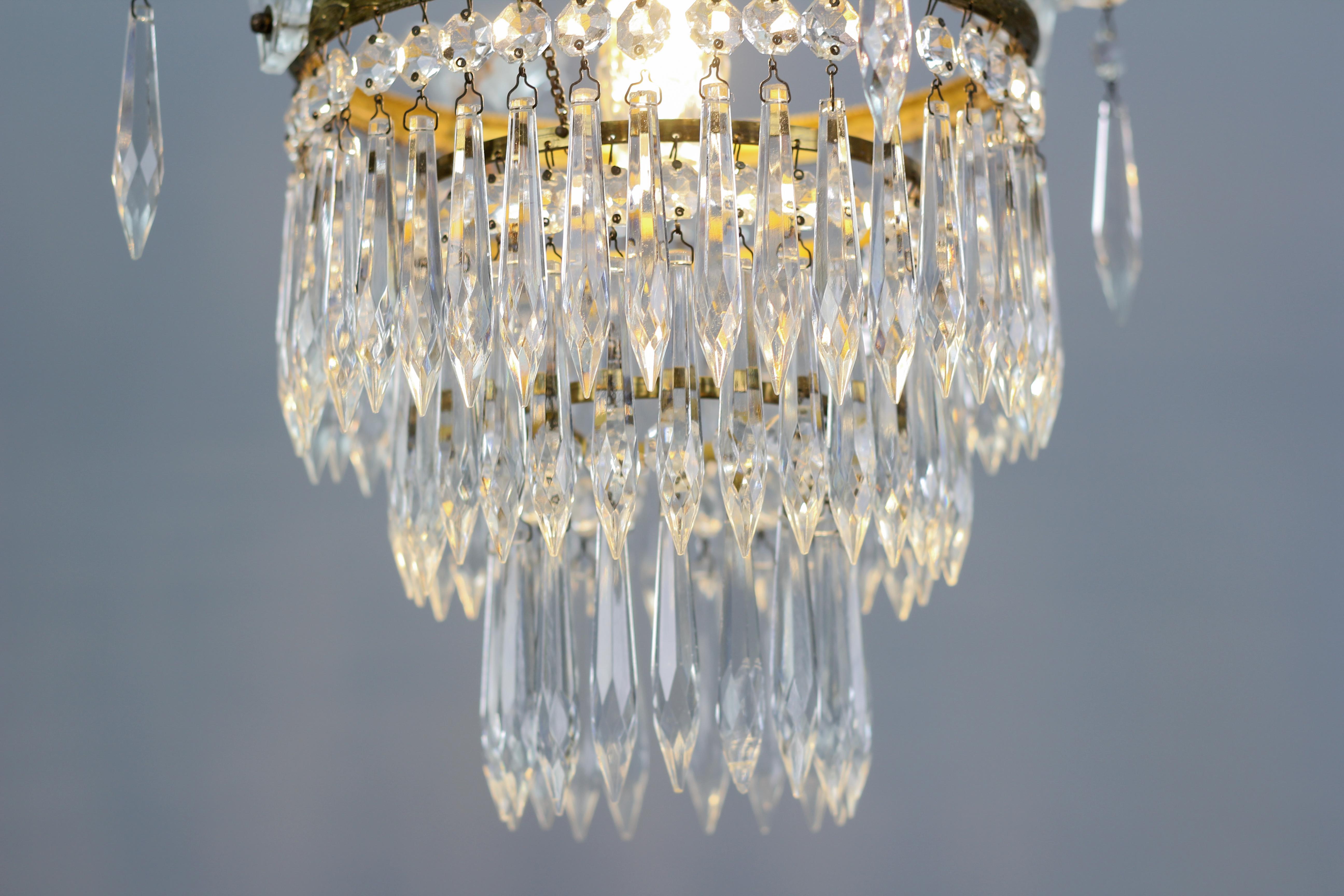 French Empire Style Crystal Glass and Brass Three-Tired Chandelier, 1930s In Good Condition For Sale In Barntrup, DE