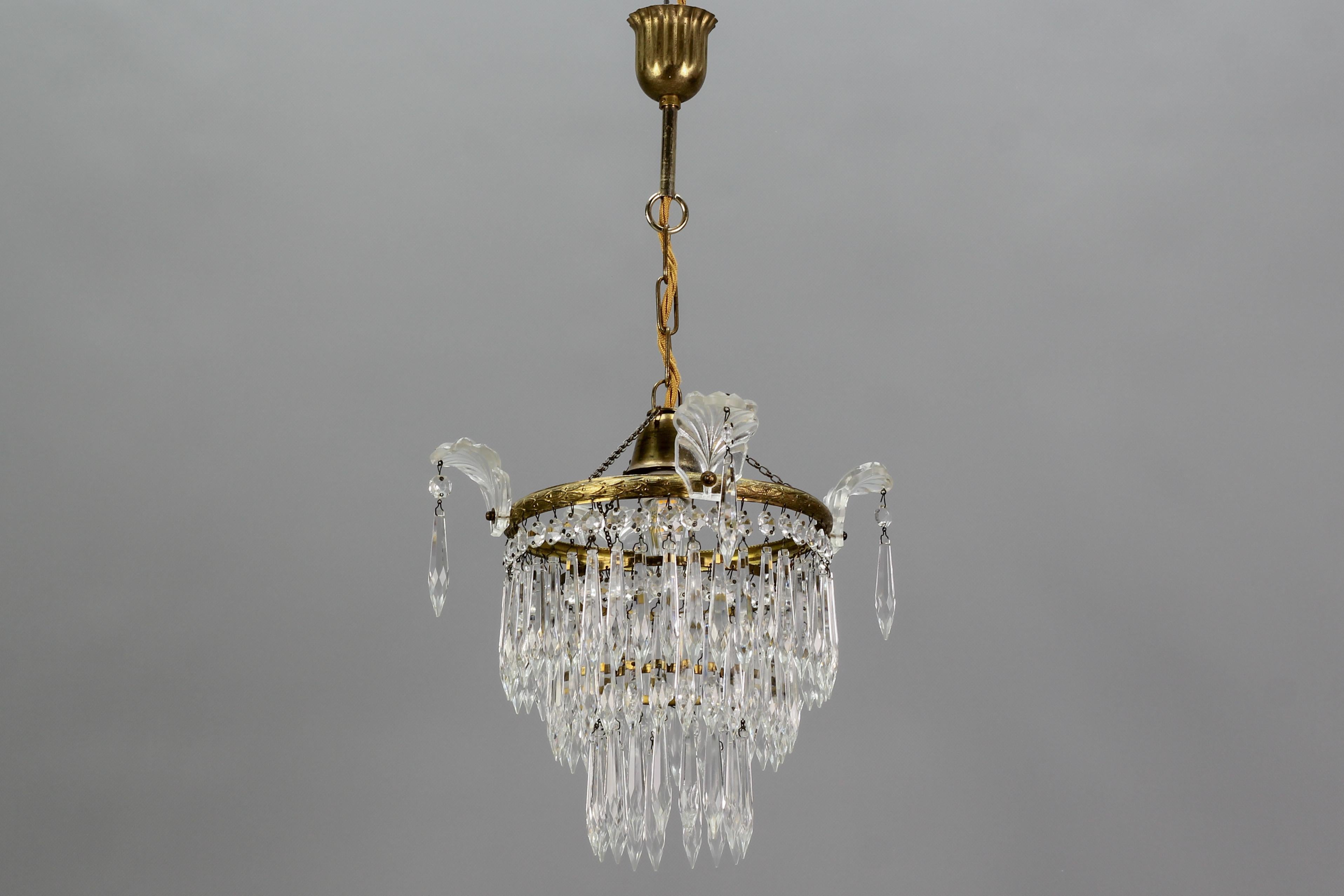 French Empire Style Crystal Glass and Brass Three-Tired Chandelier, 1930s For Sale 1