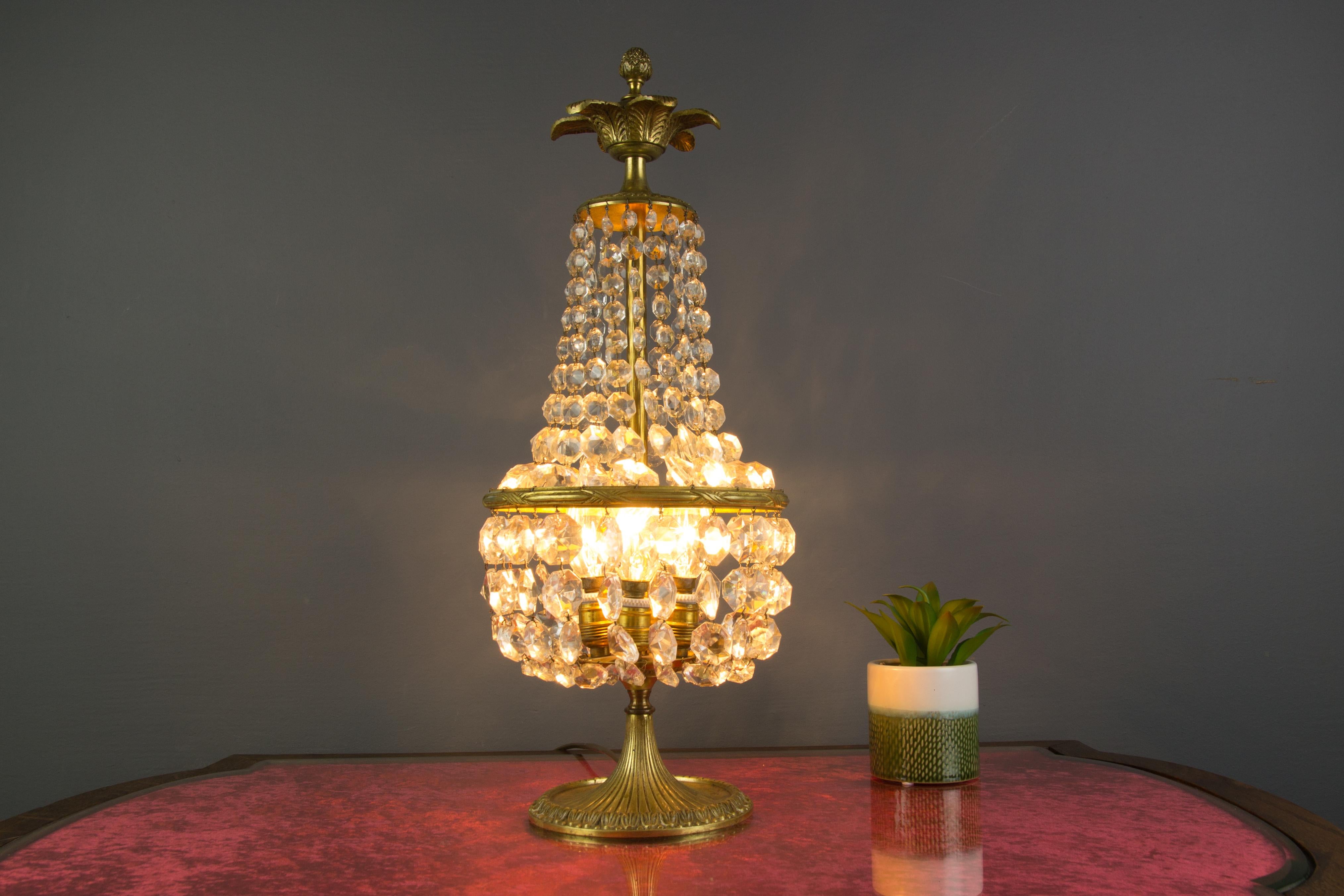 French Empire Style Crystal Glass and Bronze Three-Light Table Lamp, 1950's (Mitte des 20. Jahrhunderts)