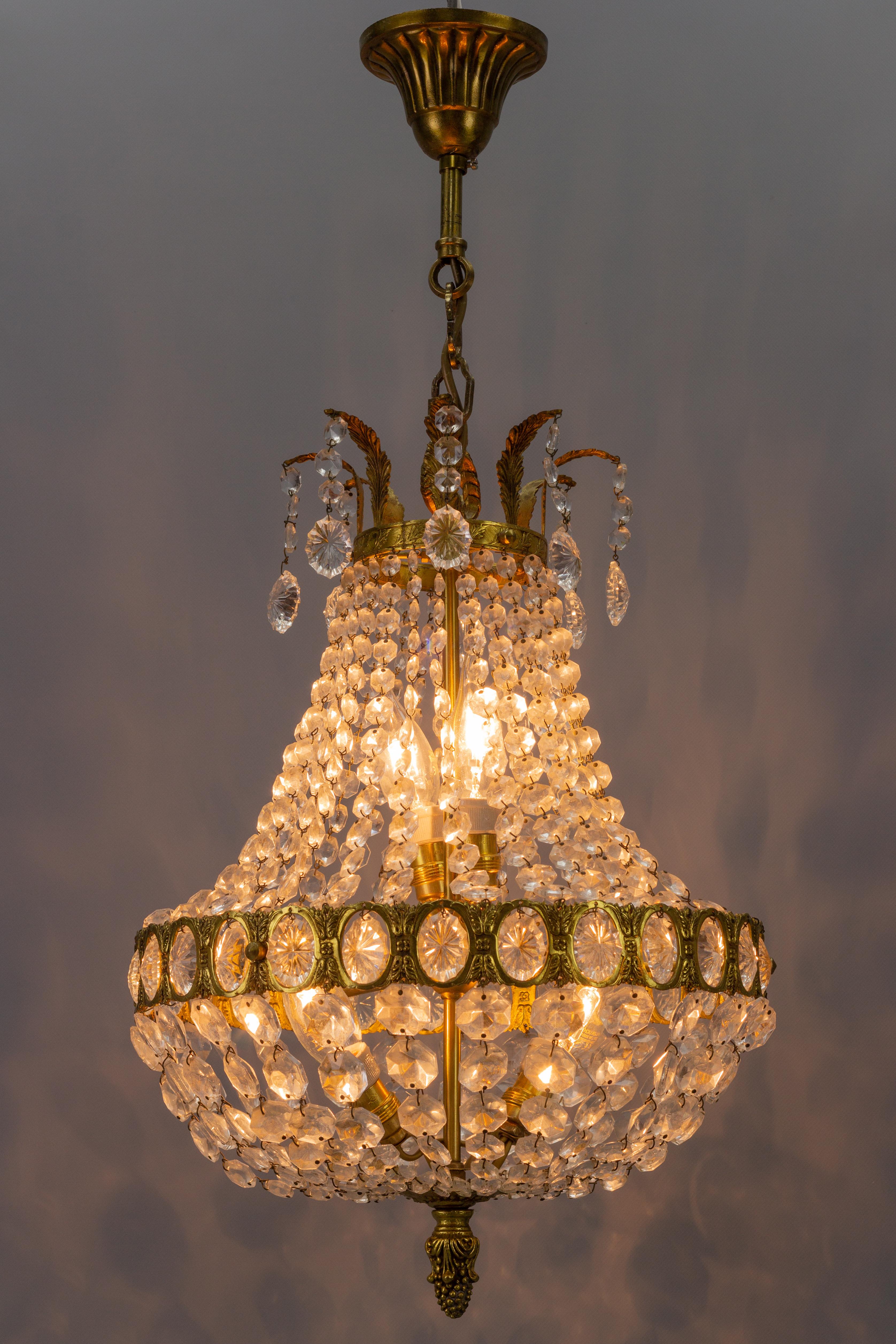 Französischer Kristallglas-Kronleuchter im Empire-Stil mit vier Lichtern in Korbform (Mitte des 20. Jahrhunderts) im Angebot