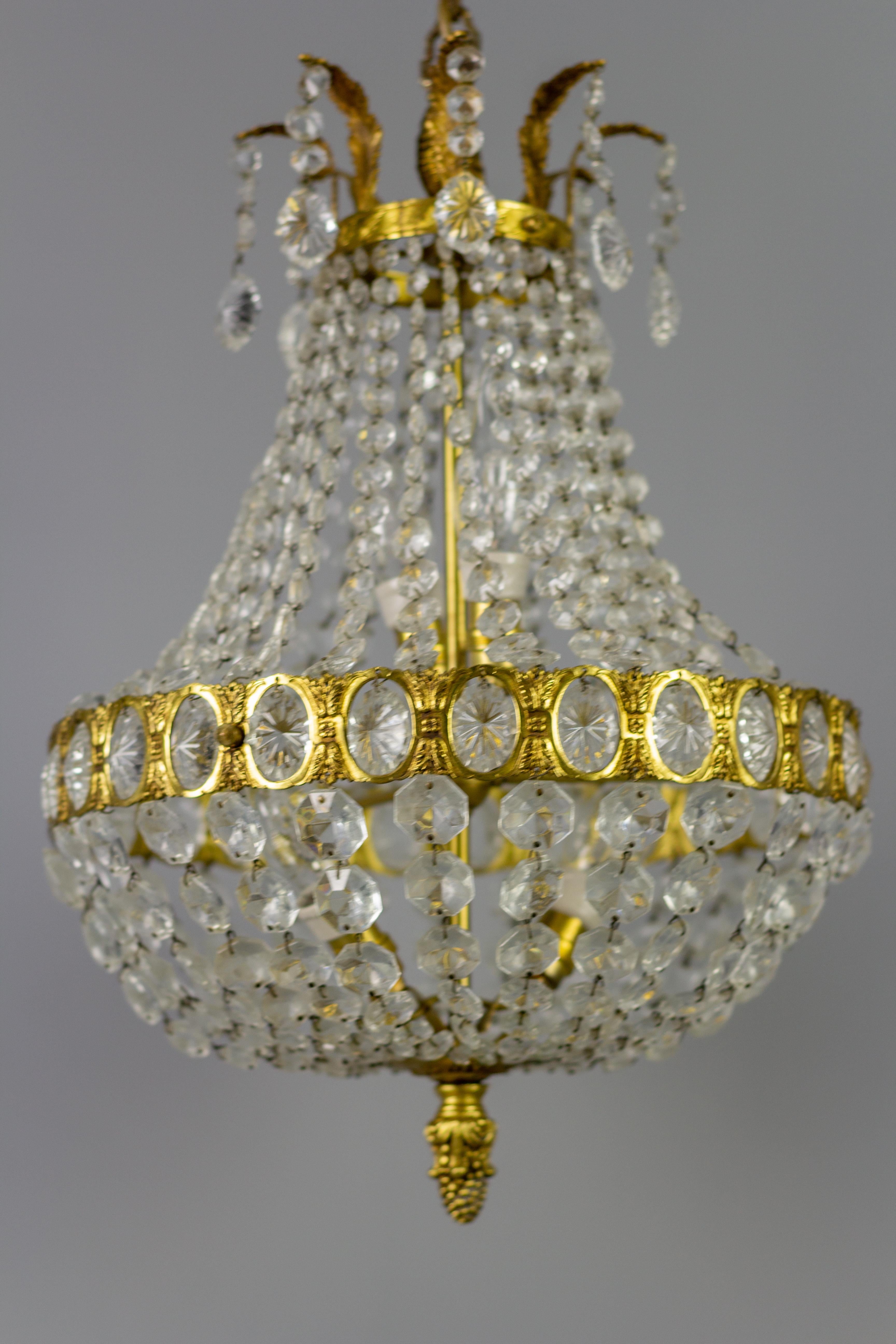 Französischer Kristallglas-Kronleuchter im Empire-Stil mit vier Lichtern in Korbform im Angebot 1