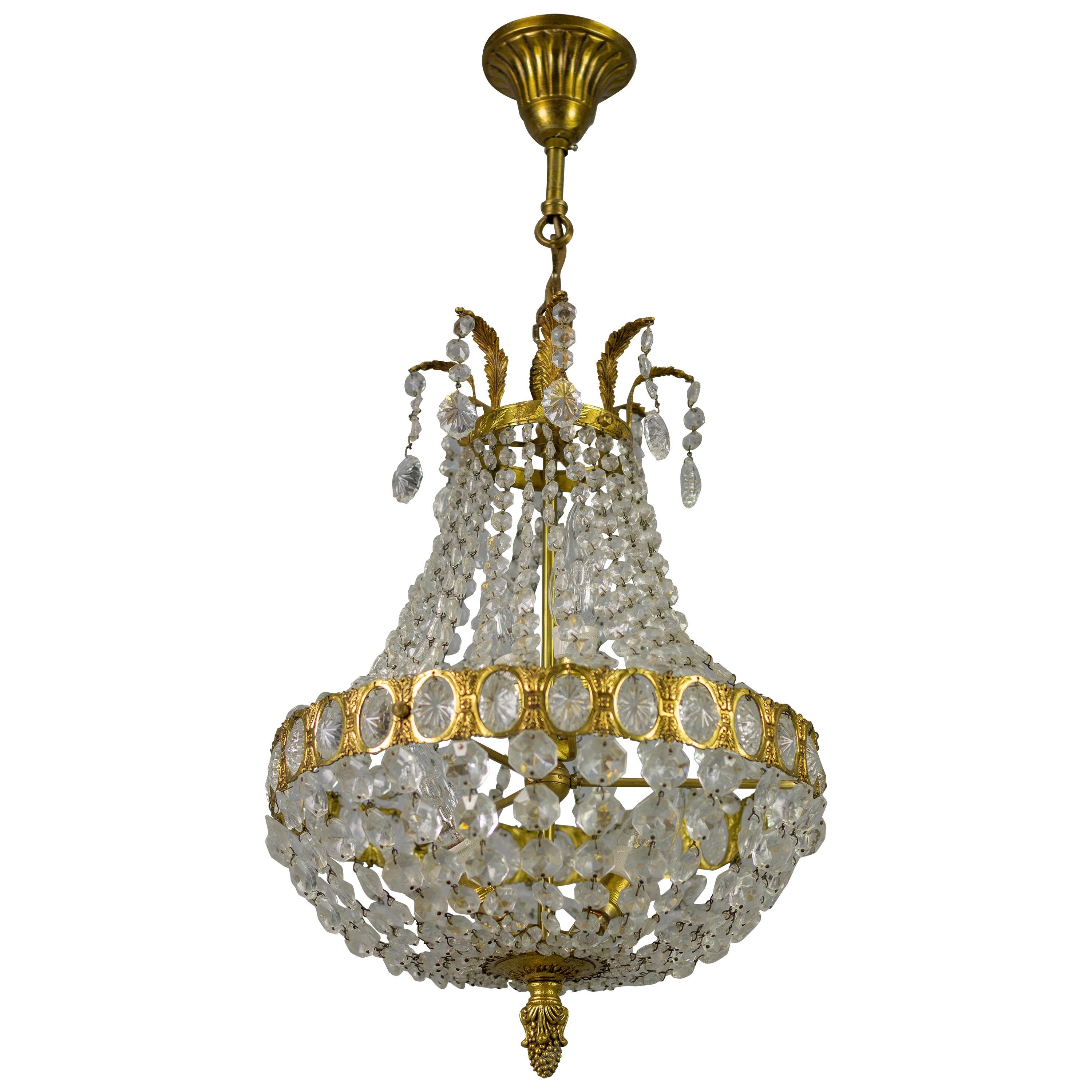 Französischer Kristallglas-Kronleuchter im Empire-Stil mit vier Lichtern in Korbform im Angebot