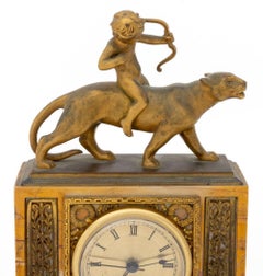 Kaminuhr im französischen Empire-Stil mit einem auf einer Pantherin reitenden Amor, aus vergoldetem Metall und Marmor