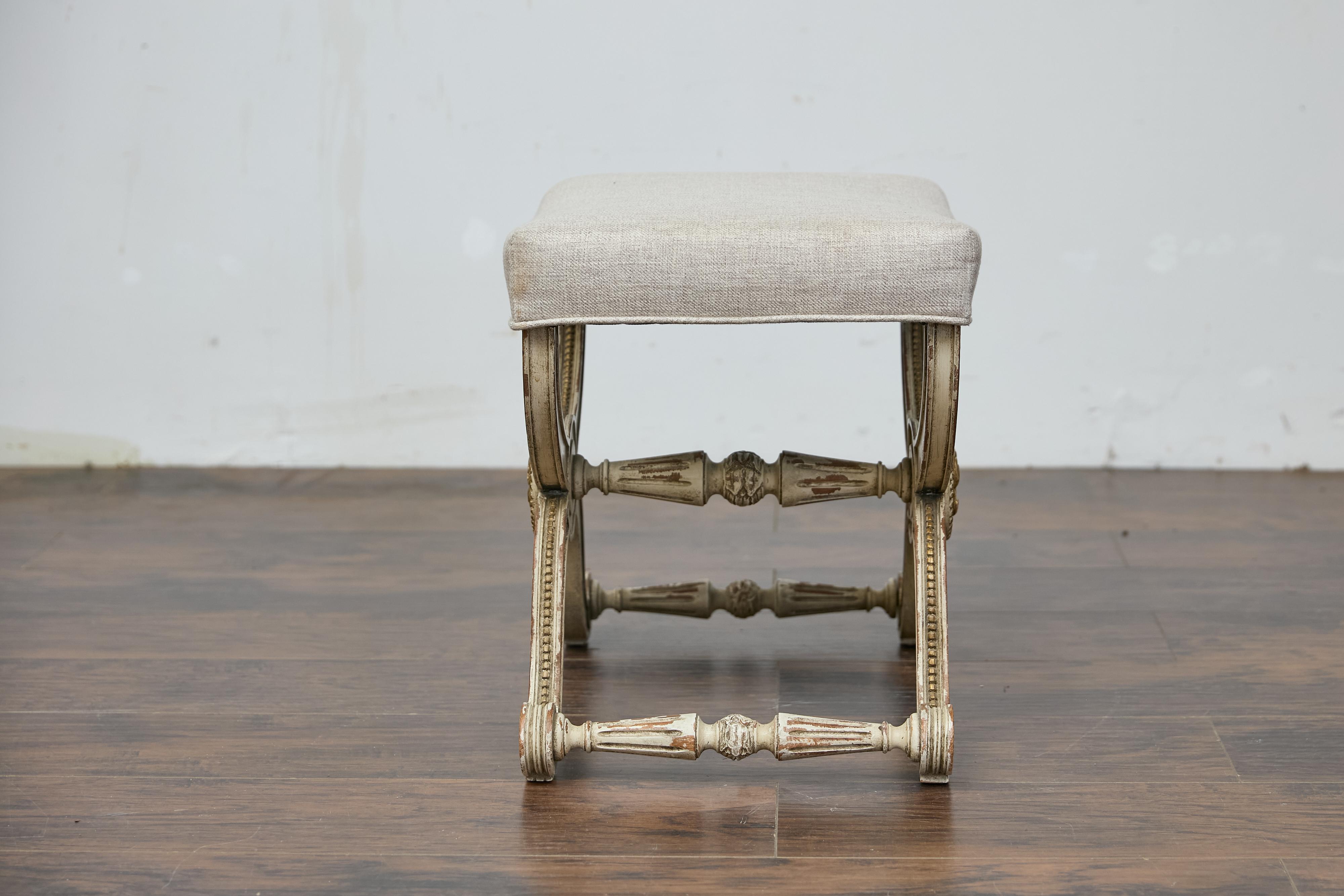 Sgabello Curule in stile Impero francese con accenti dorati e rivestimento in lino in vendita 2