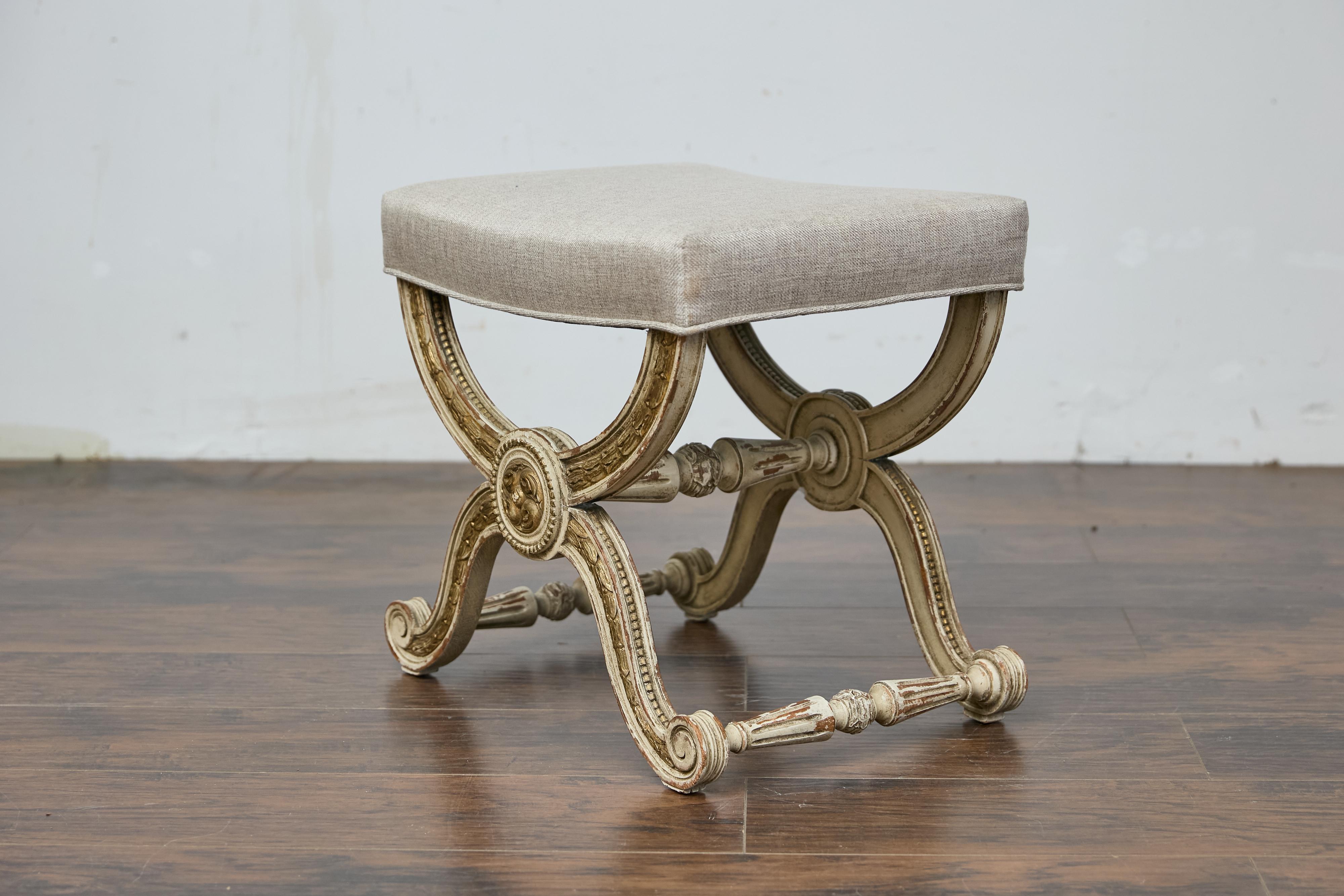 Sgabello Curule in stile Impero francese con accenti dorati e rivestimento in lino in vendita 3