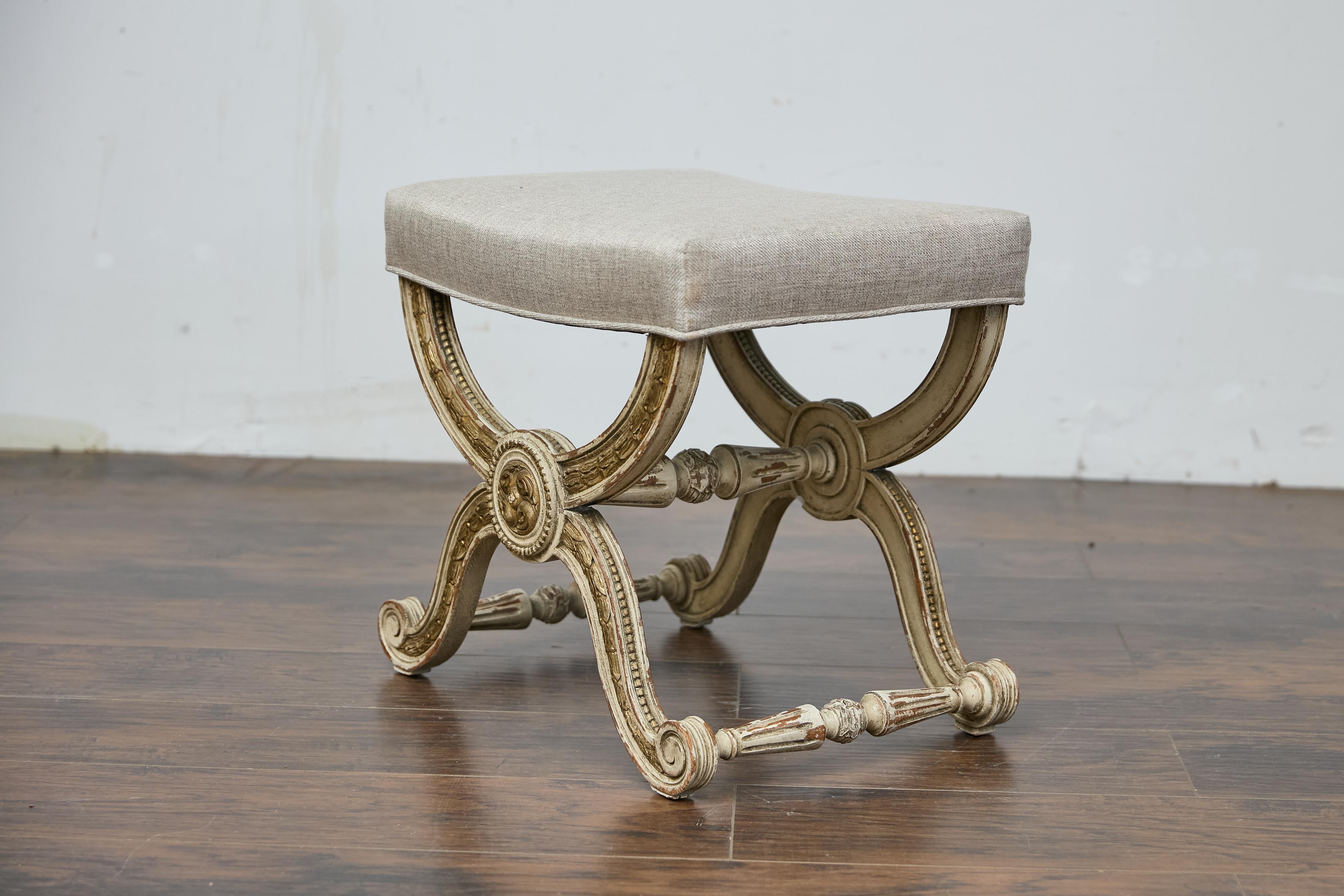 Sgabello Curule in stile Impero francese con accenti dorati e rivestimento in lino in vendita 4