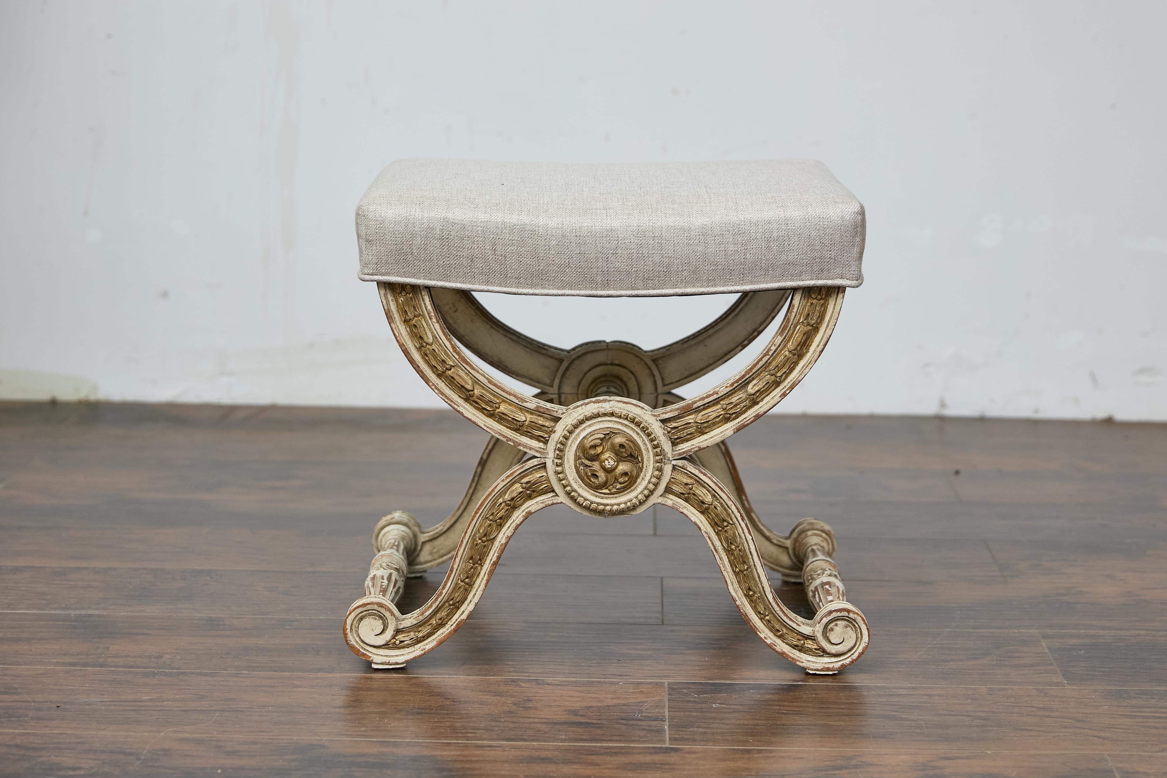 Sgabello Curule in stile Impero francese con accenti dorati e rivestimento in lino in vendita 5