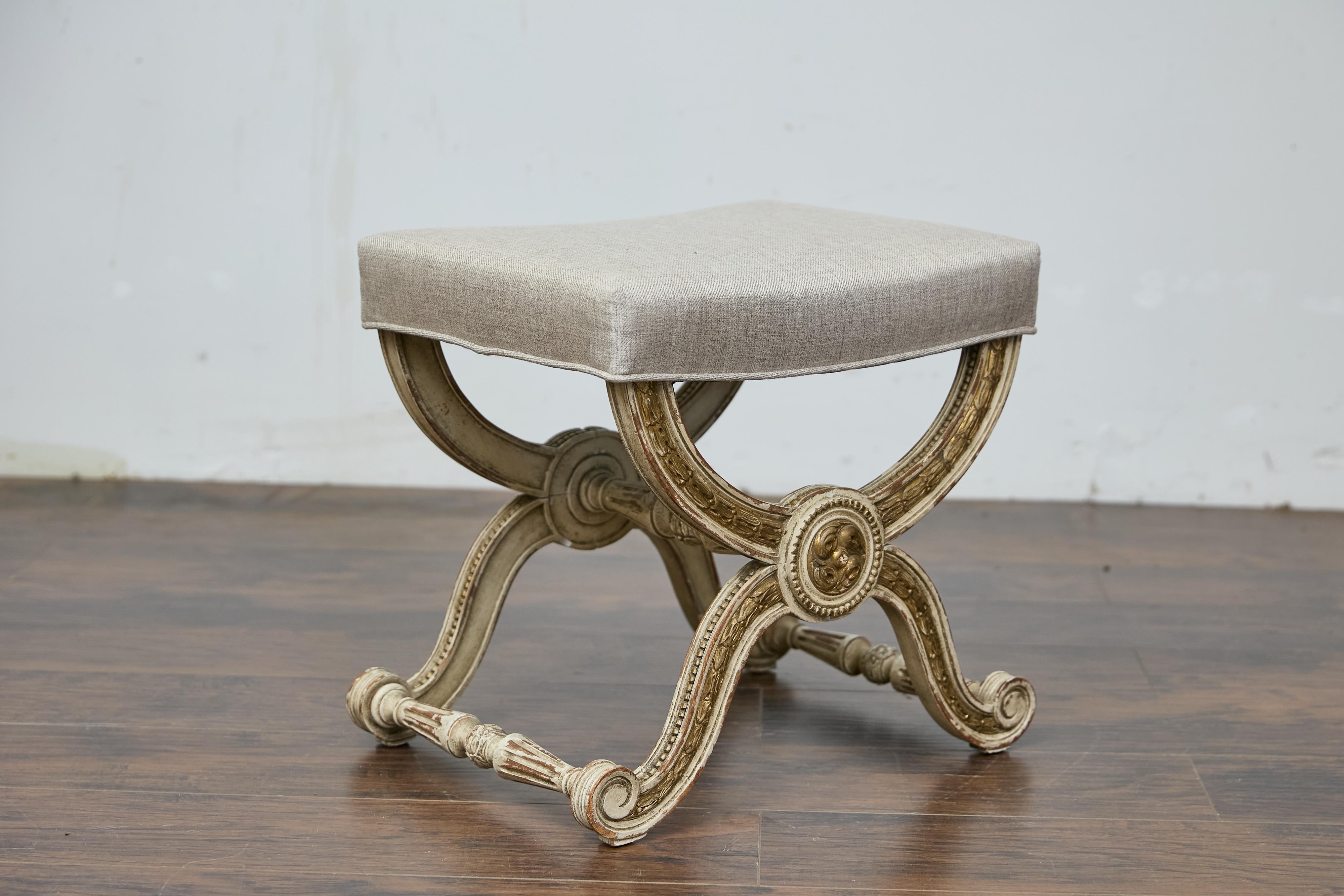 Sgabello Curule in stile Impero francese con accenti dorati e rivestimento in lino in vendita 6