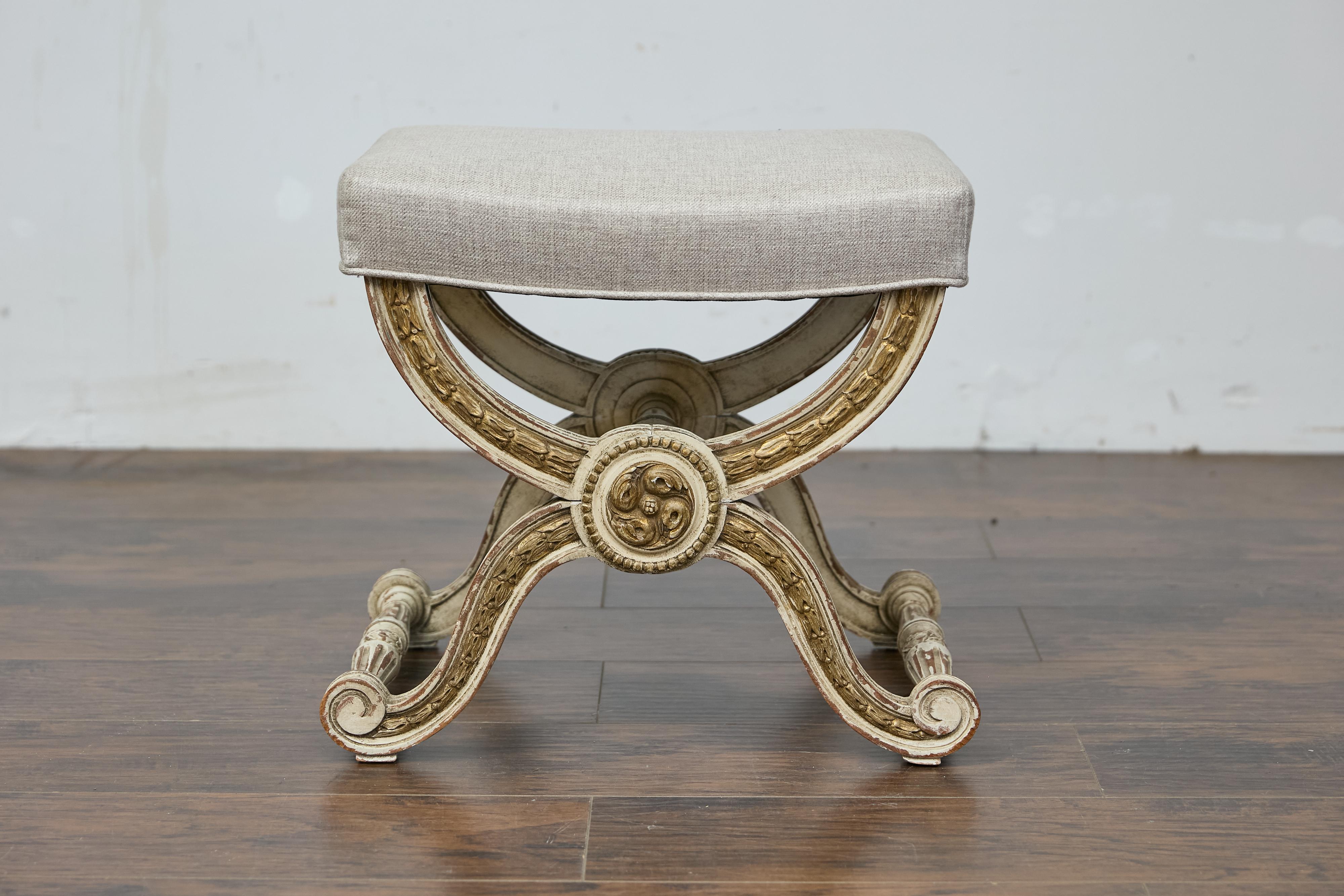 Sgabello Curule in stile Impero francese con accenti dorati e rivestimento in lino in vendita 11