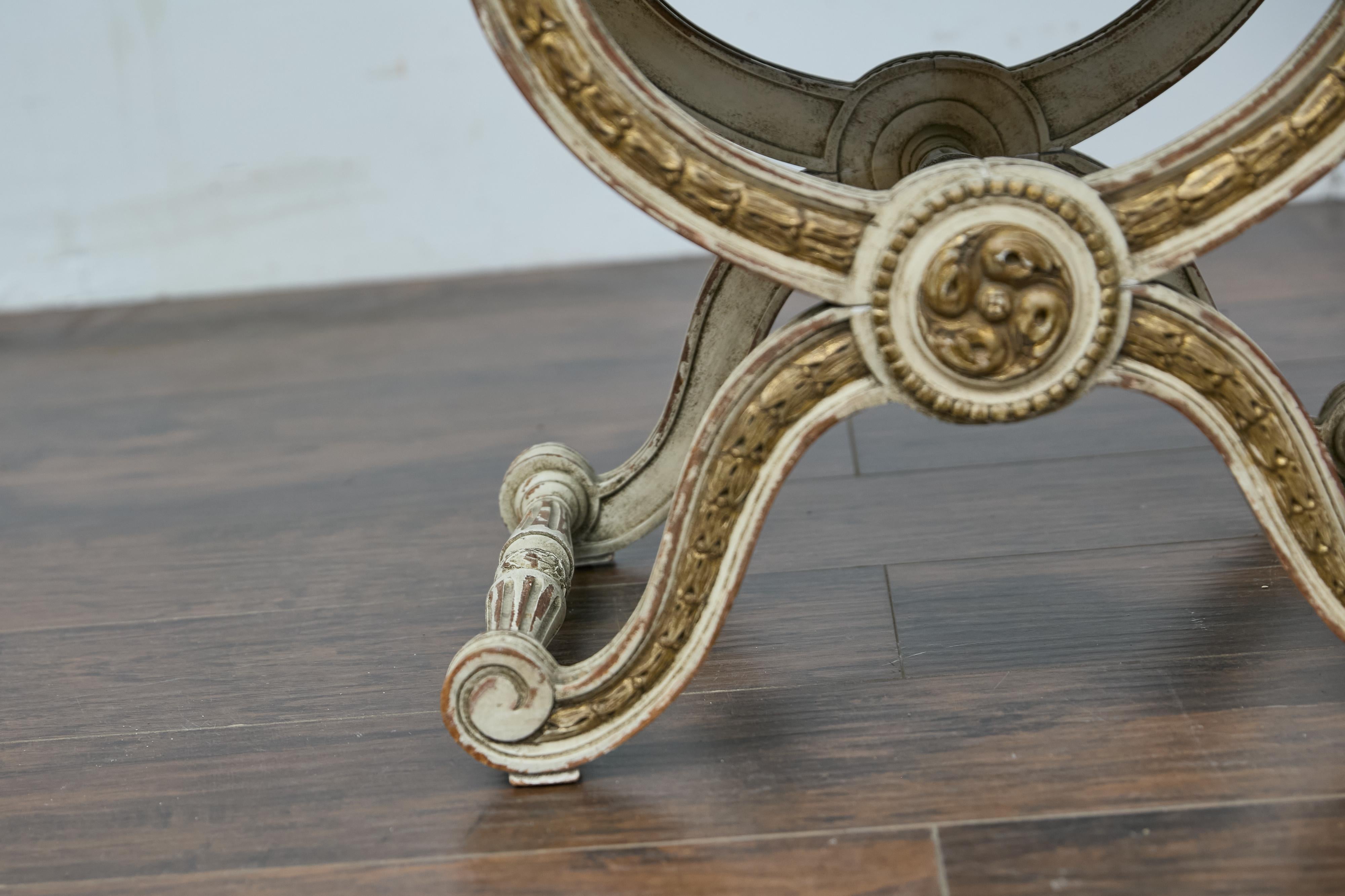 Stile impero Sgabello Curule in stile Impero francese con accenti dorati e rivestimento in lino in vendita