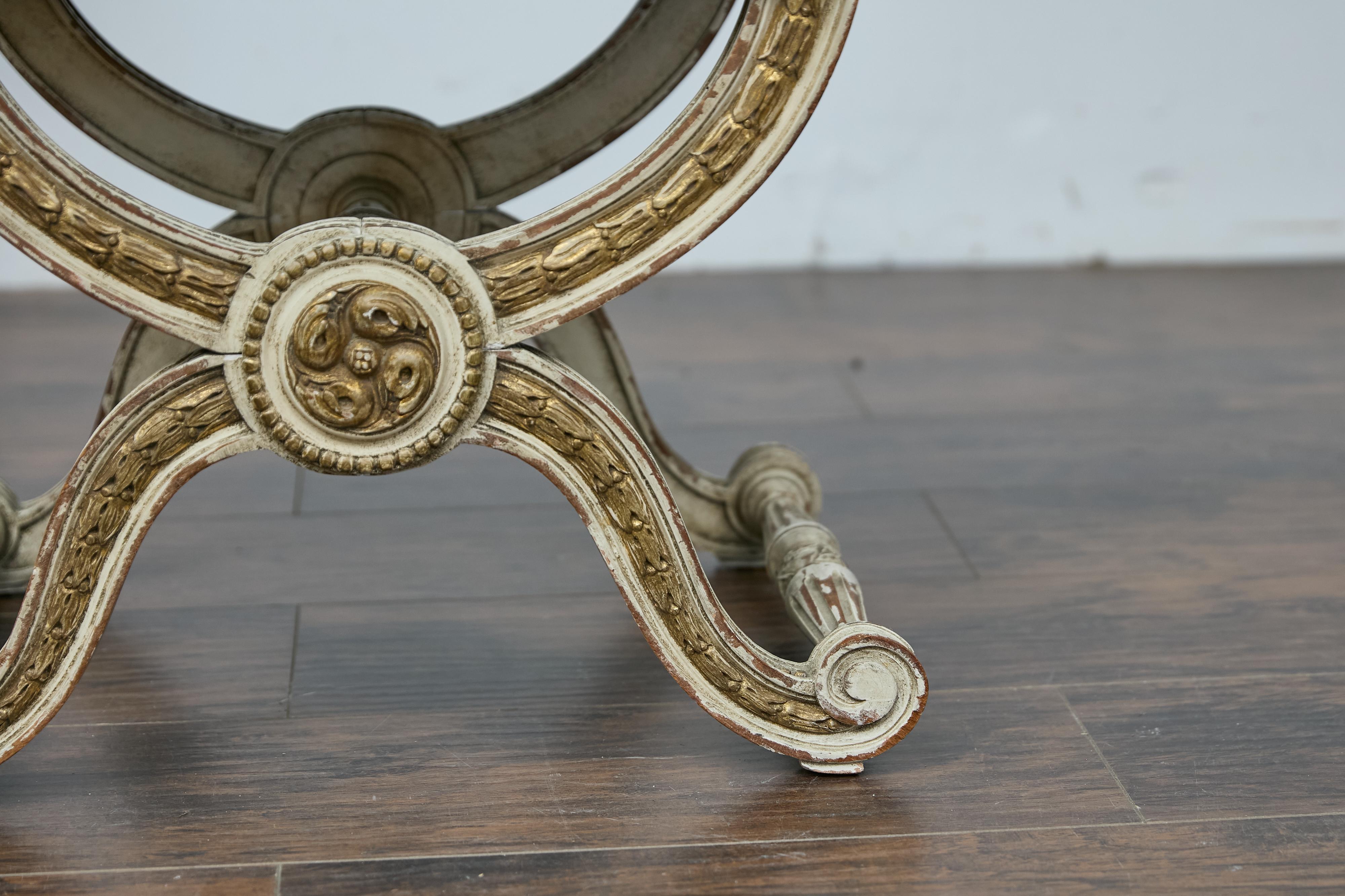 Francese Sgabello Curule in stile Impero francese con accenti dorati e rivestimento in lino in vendita