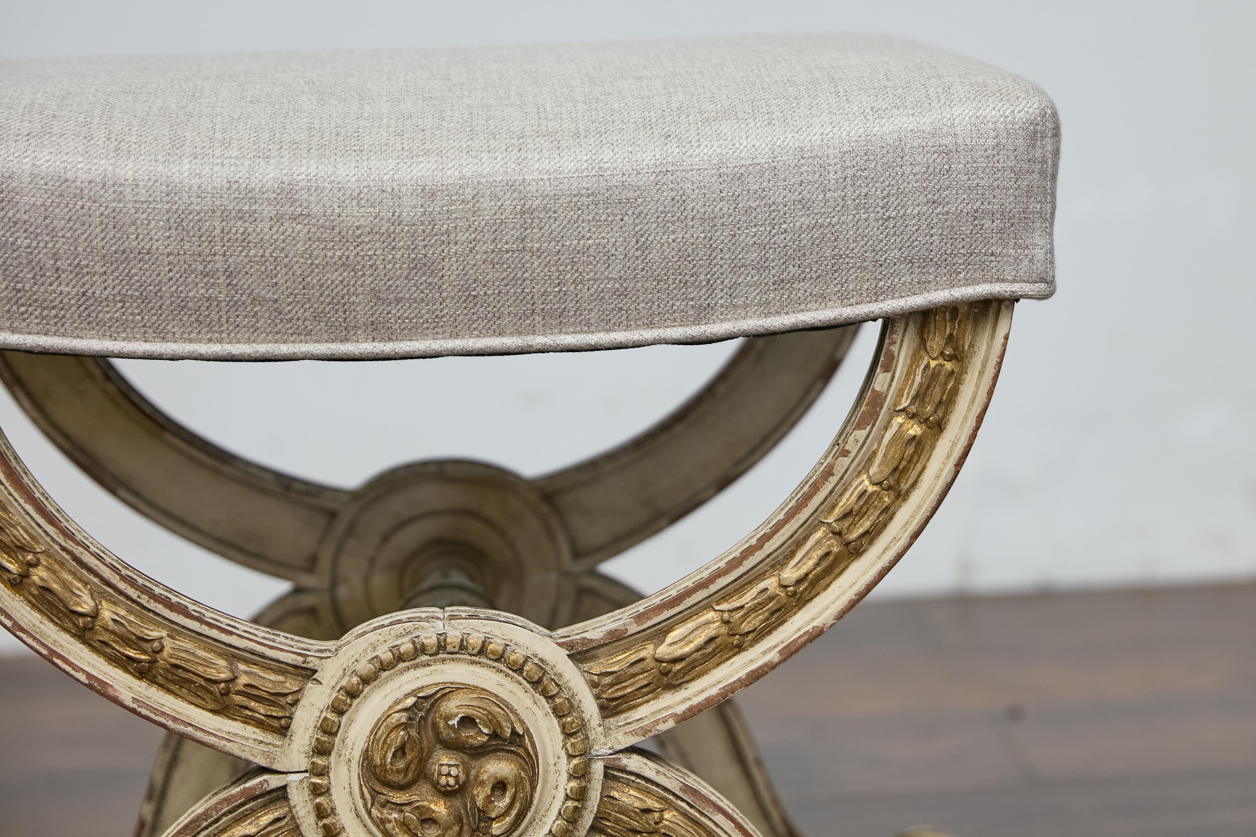 Intagliato Sgabello Curule in stile Impero francese con accenti dorati e rivestimento in lino in vendita