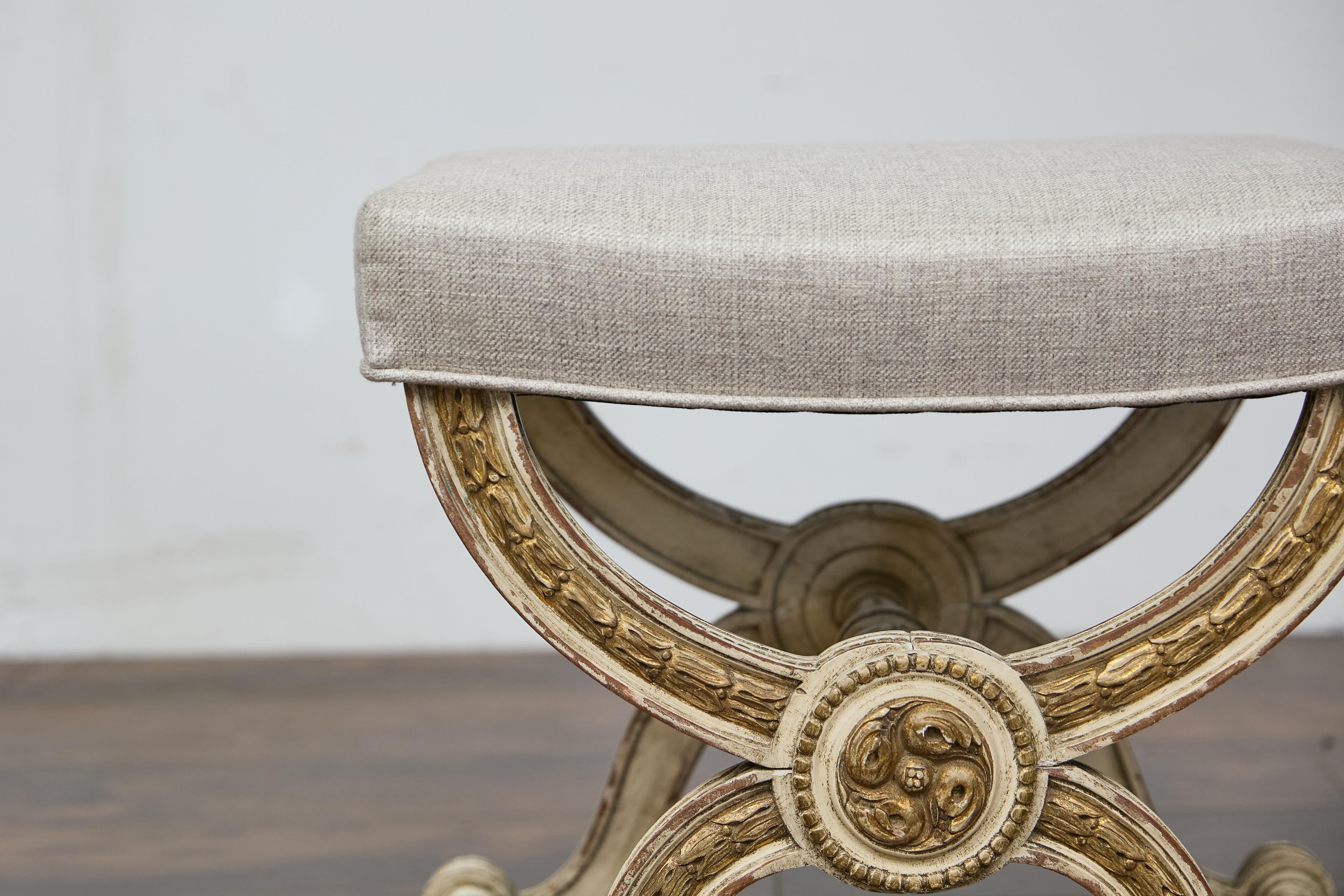 Sgabello Curule in stile Impero francese con accenti dorati e rivestimento in lino In condizioni buone in vendita a Atlanta, GA
