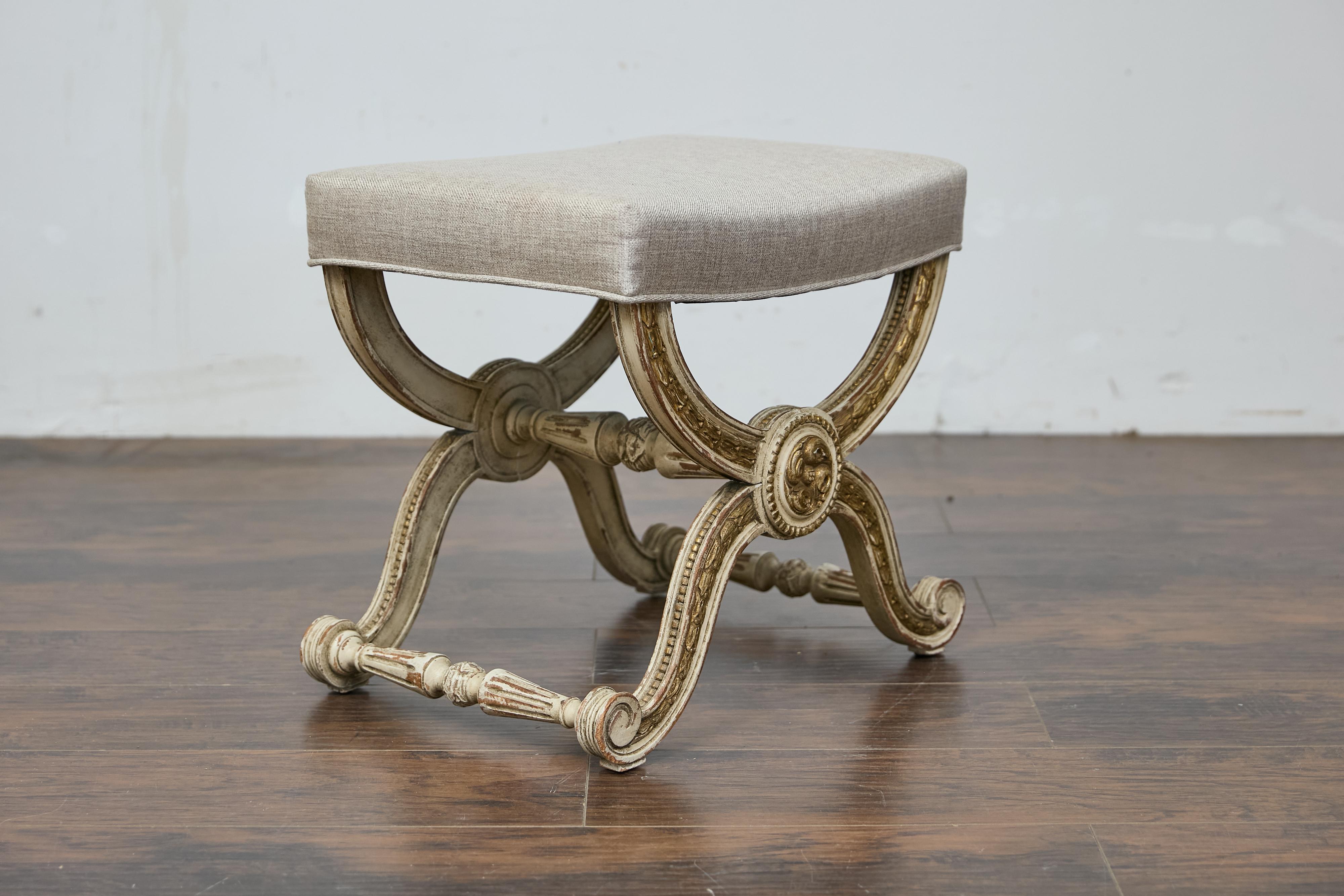 Tessuto Sgabello Curule in stile Impero francese con accenti dorati e rivestimento in lino in vendita