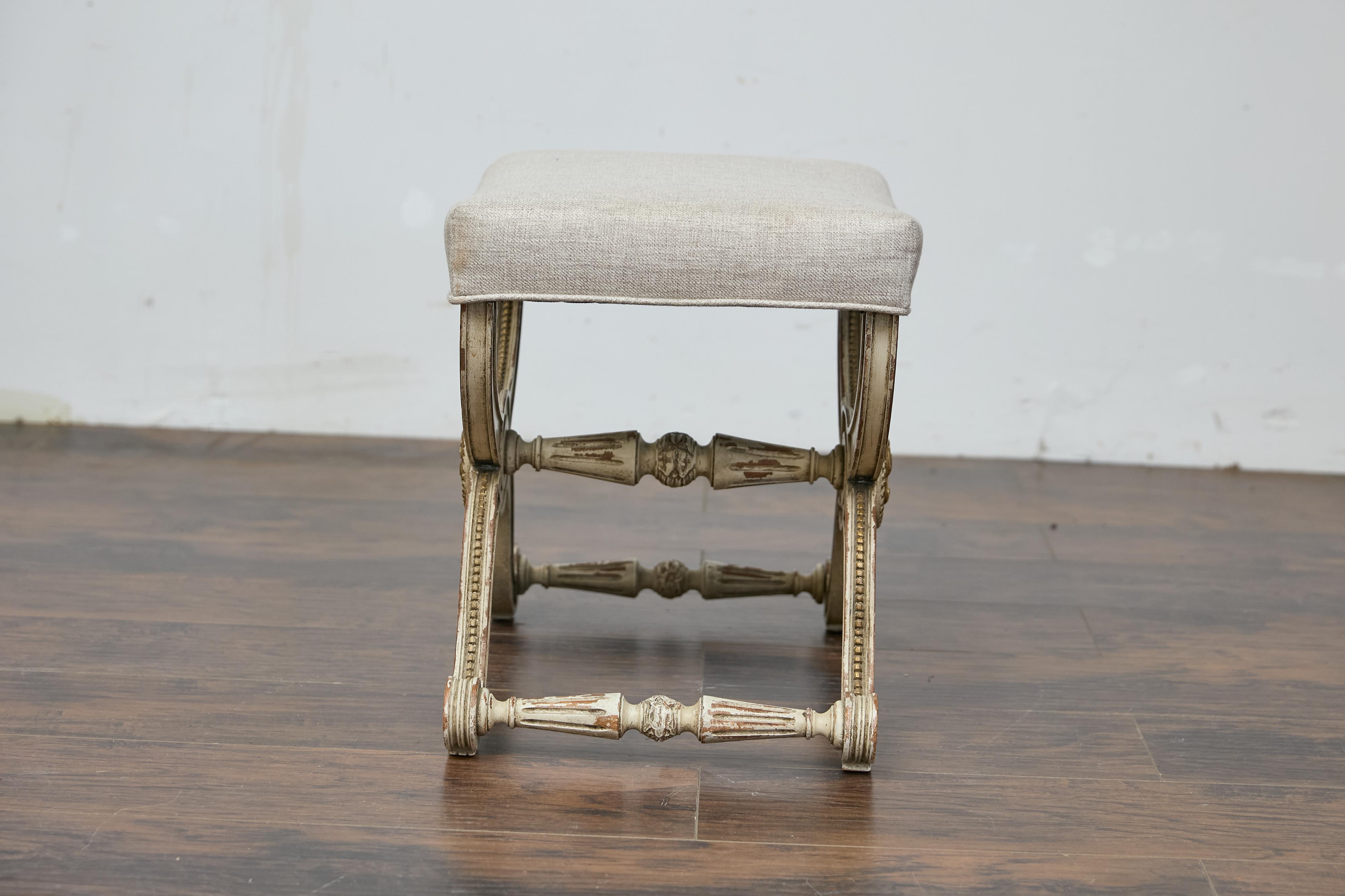 Sgabello Curule in stile Impero francese con accenti dorati e rivestimento in lino in vendita 1