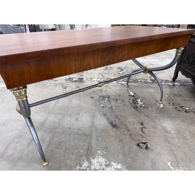 Si tratta di un'incredibile scrivania in stile Impero francese, probabilmente degli anni '60. Il pezzo ha un design semplice con linee morbide e pulite, ma ha ancora tanto carattere! Il design curvo delle gambe aggiunge un tocco unico. Il piano è