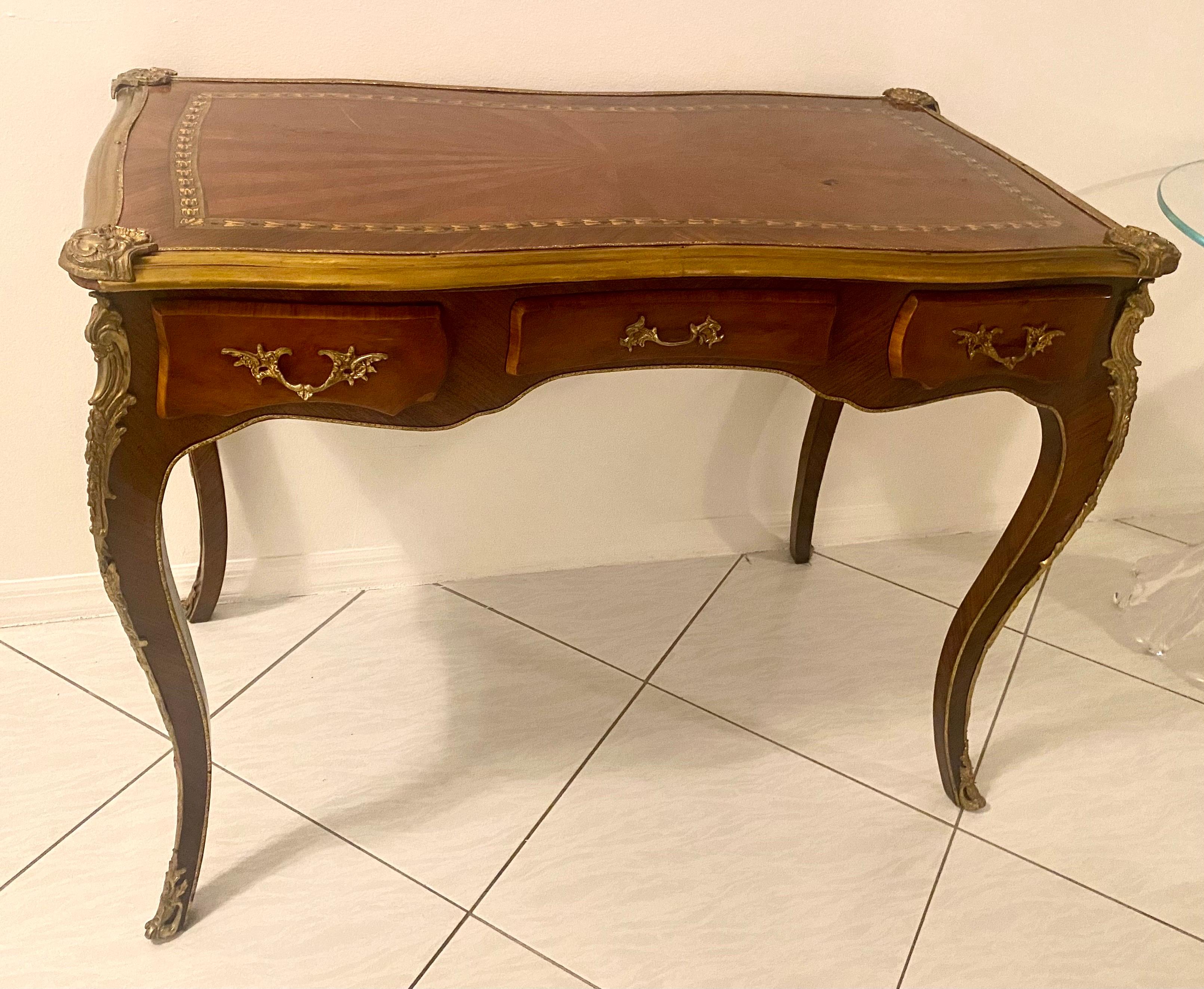 Scrivania in stile Impero francese con supporti in metallo dorato in vendita 2