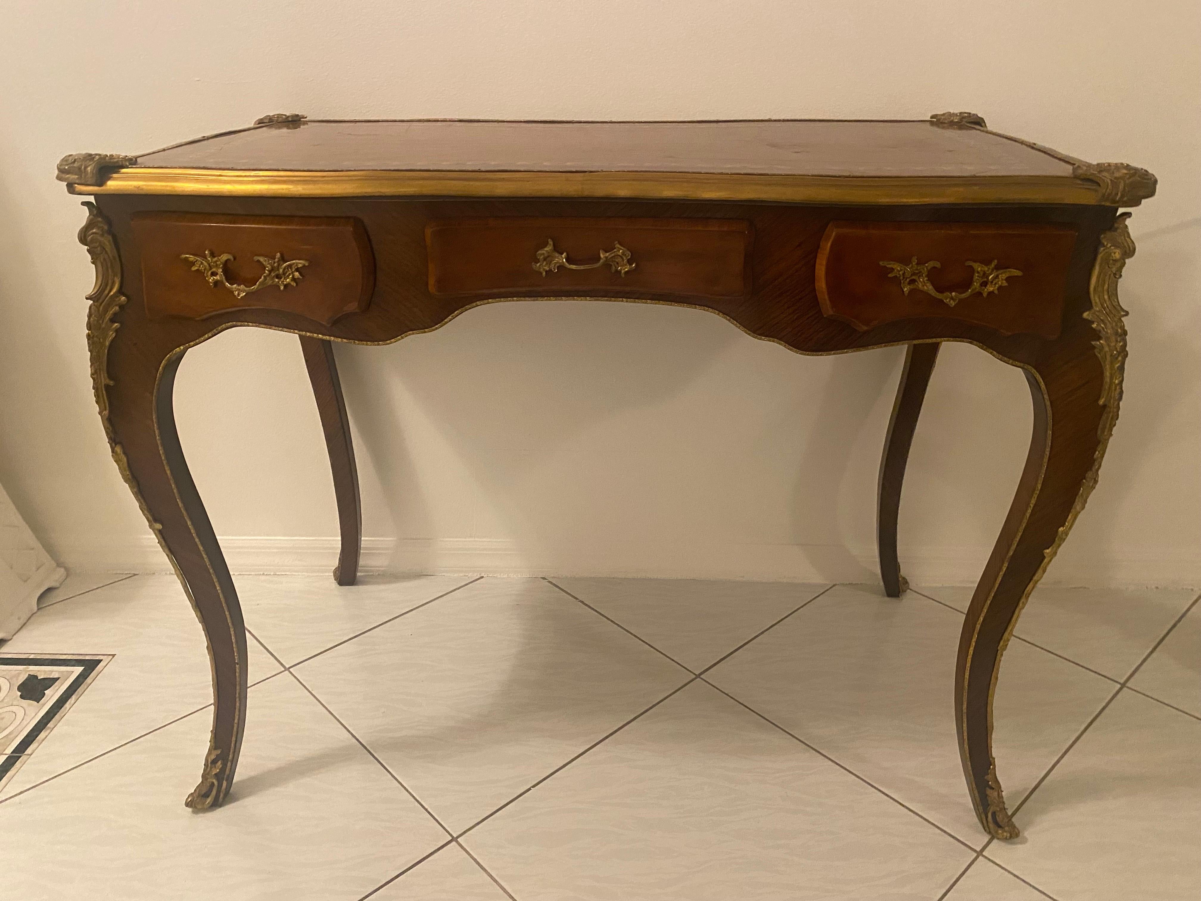 Scrivania in stile Impero francese con supporti in metallo dorato in vendita 4